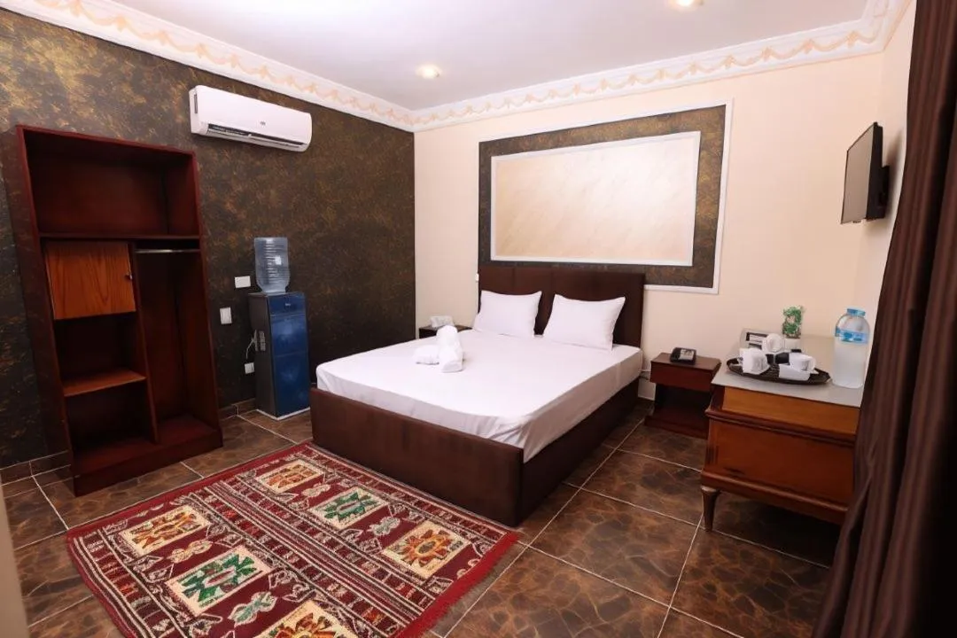 Bed in Turquoise Pyramids palace