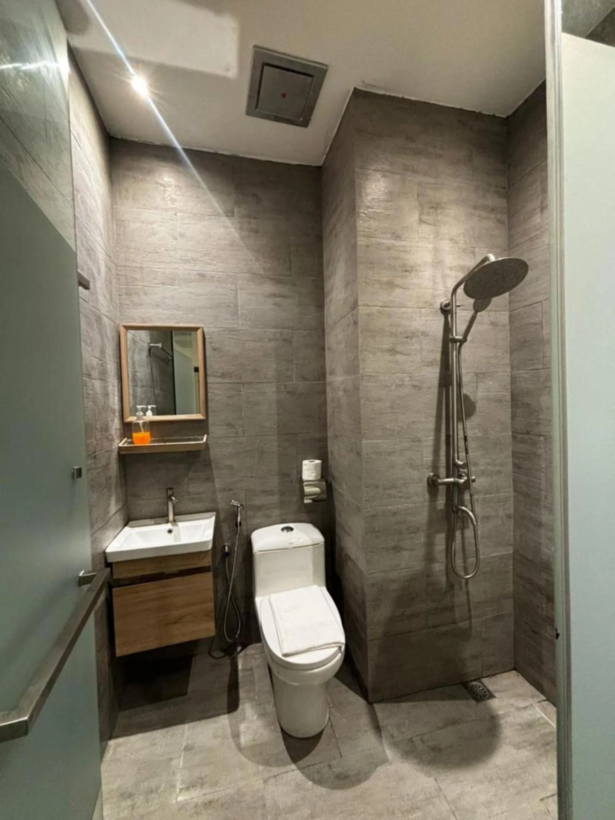 Shower in iBilik Hotel - KLIA 1 KLIA 2, Sepang