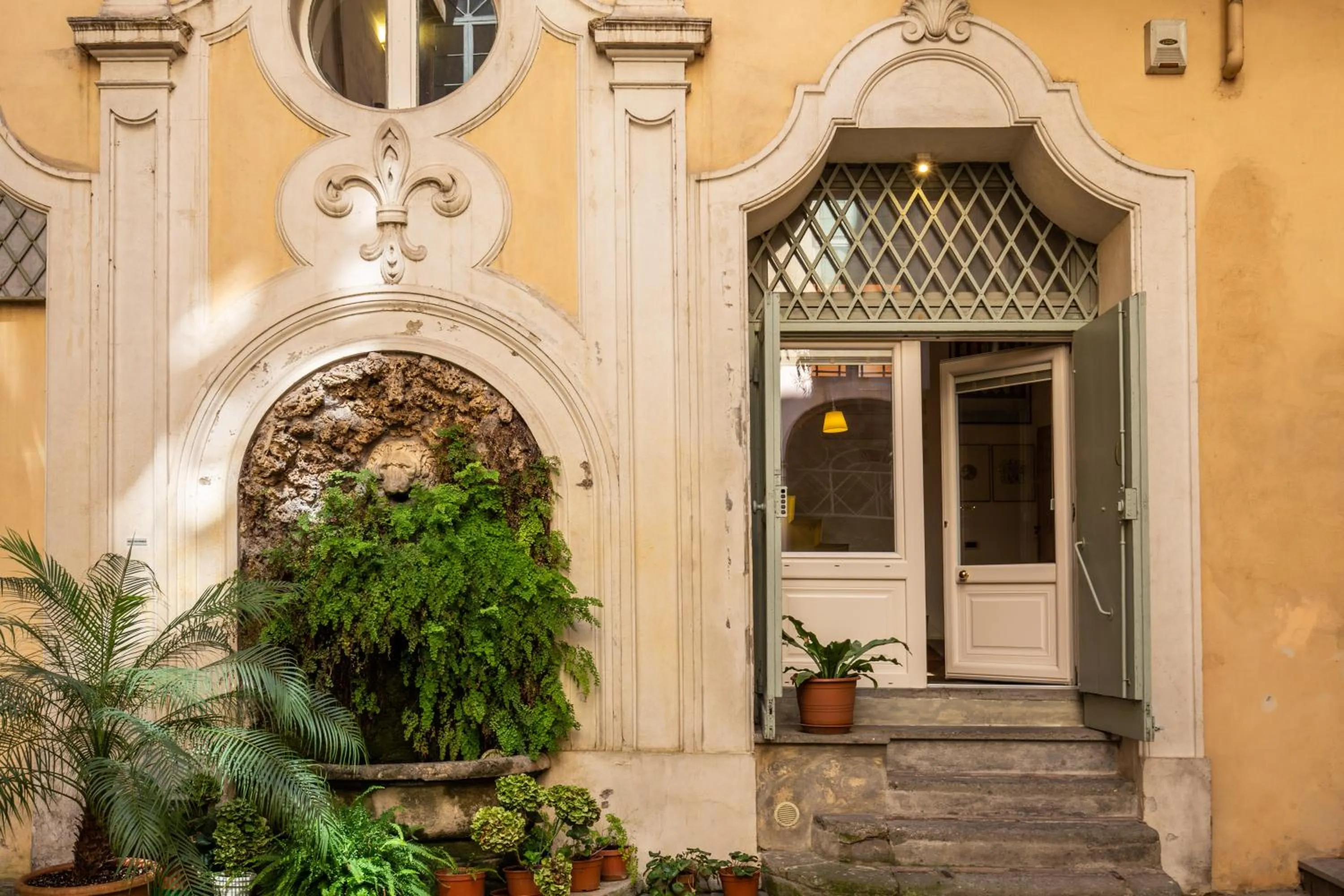 Inner courtyard view in YourSuiteRome