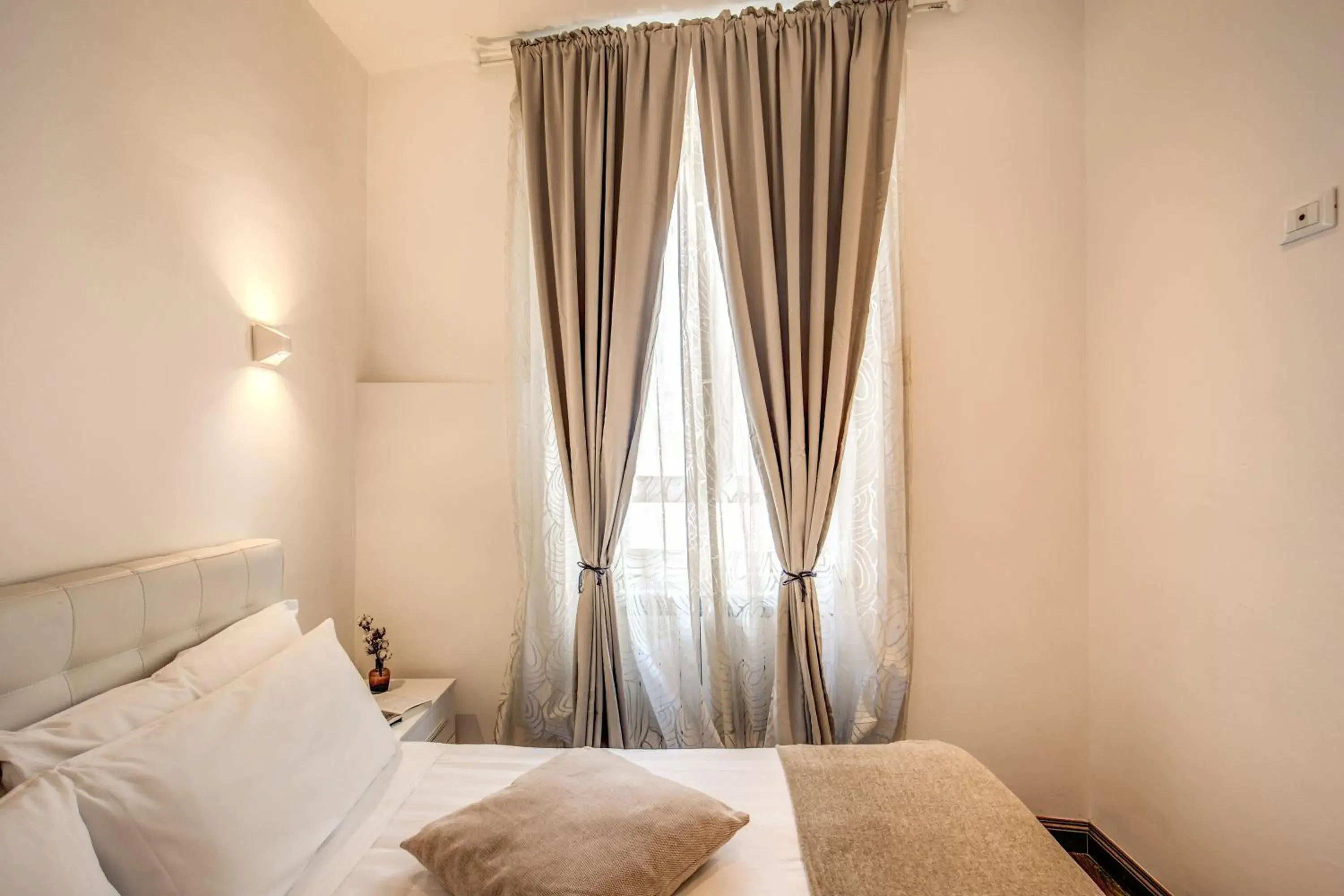 Five-Bedroom Apartment - Separate Building in YourSuiteRome Five-Bedroom Apartment - Separate Building in YourSuiteRome