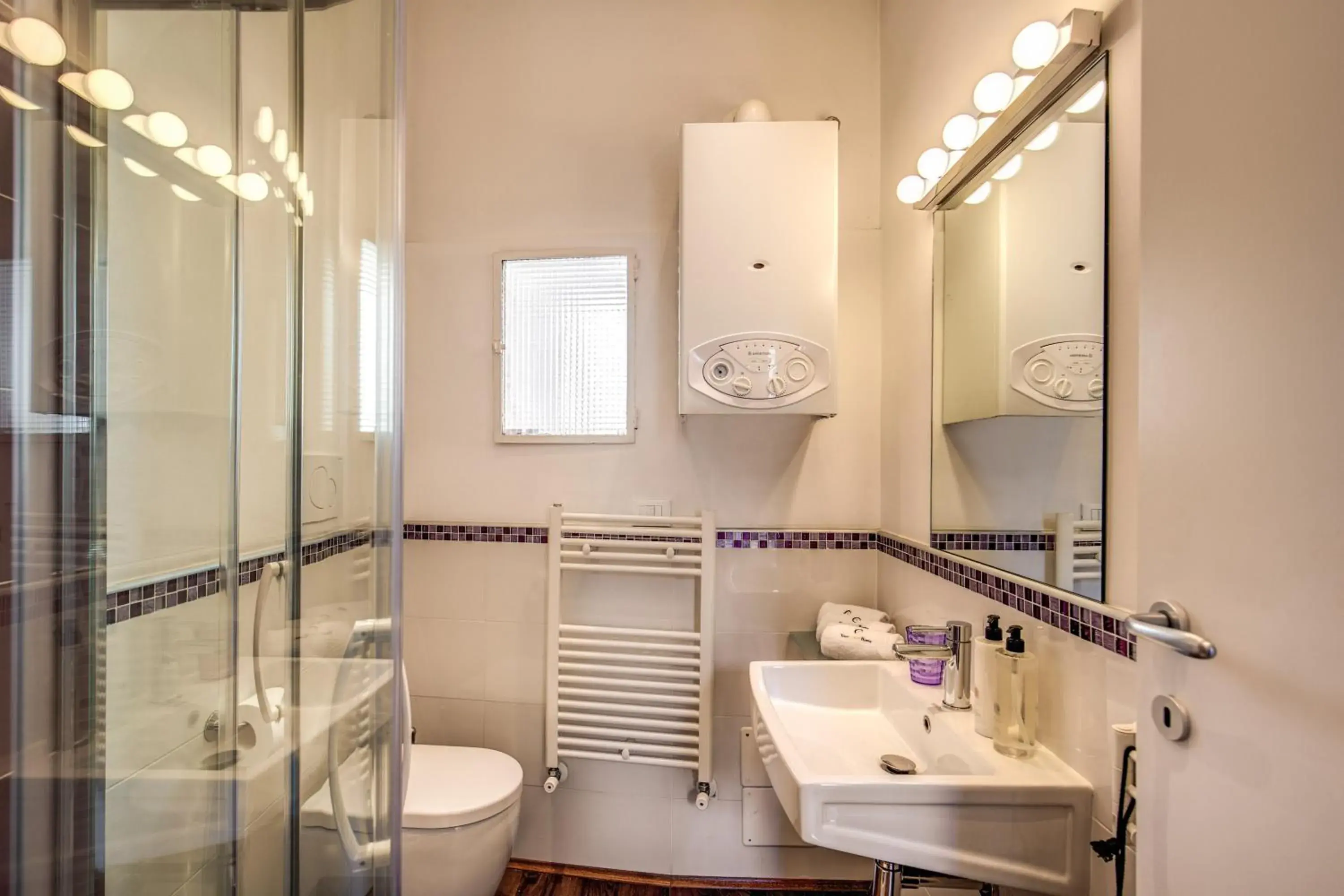 Five-Bedroom Apartment - Separate Building in YourSuiteRome Five-Bedroom Apartment - Separate Building in YourSuiteRome