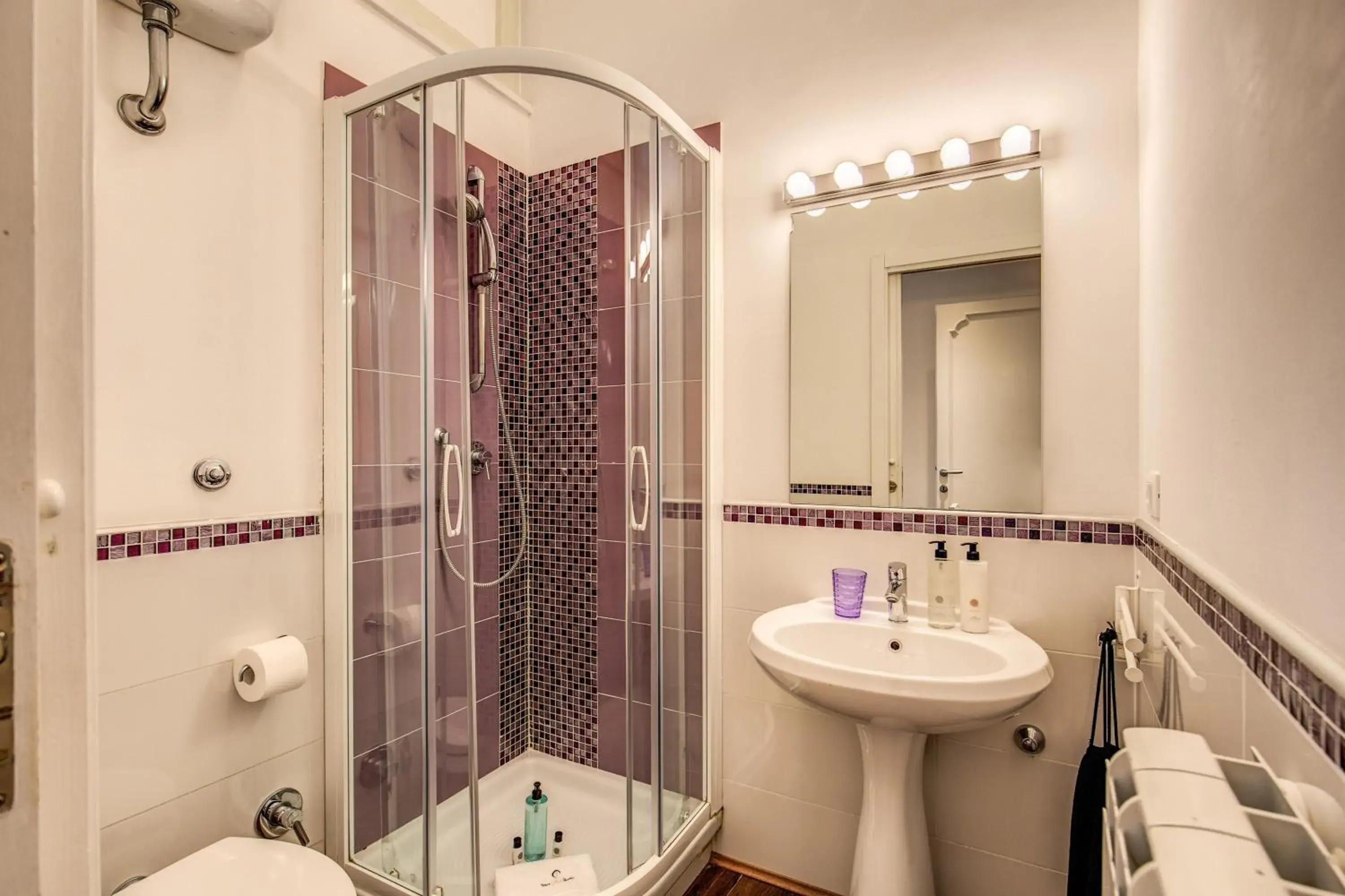 Five-Bedroom Apartment - Separate Building in YourSuiteRome Five-Bedroom Apartment - Separate Building in YourSuiteRome