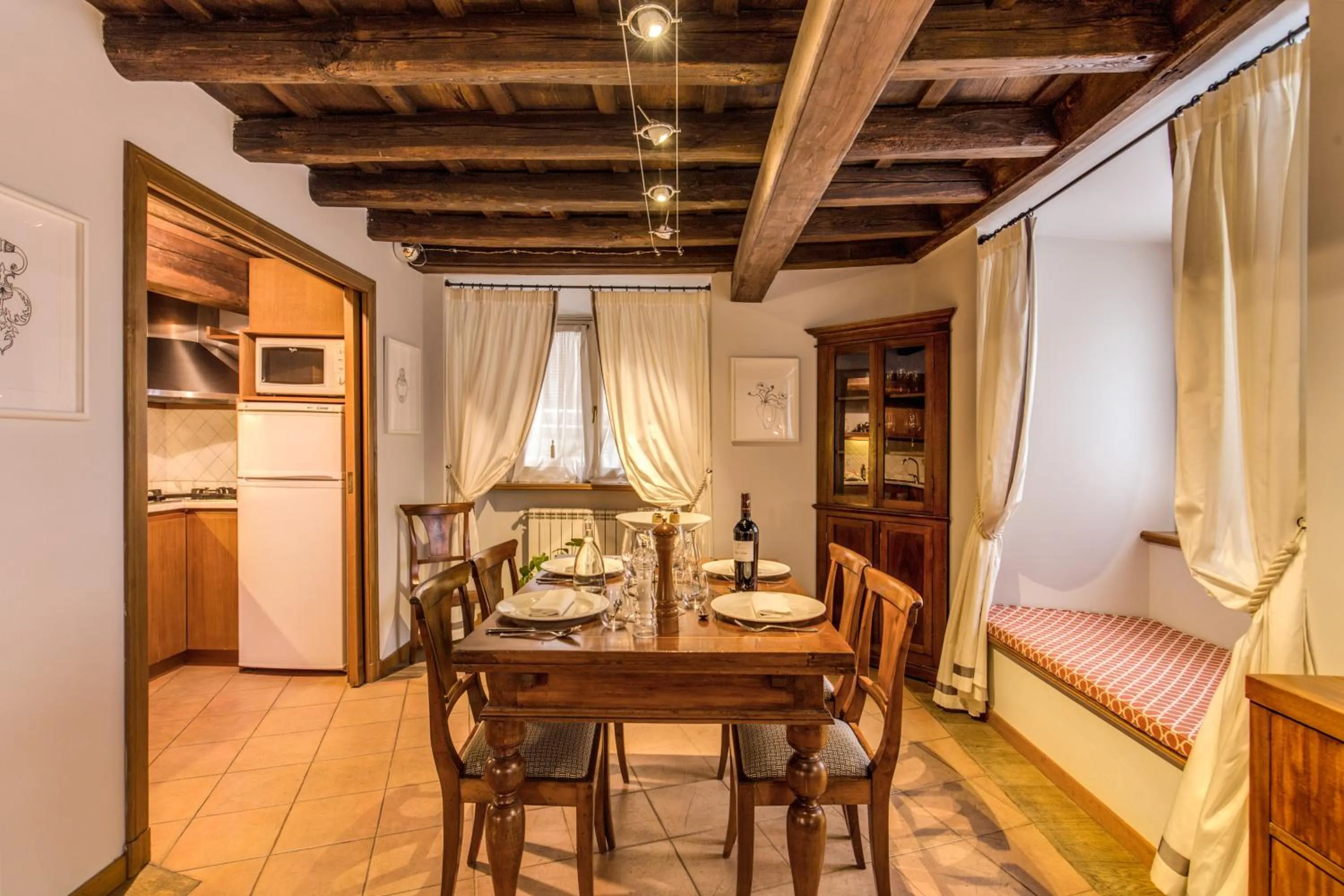 Dining area in YourSuiteRome