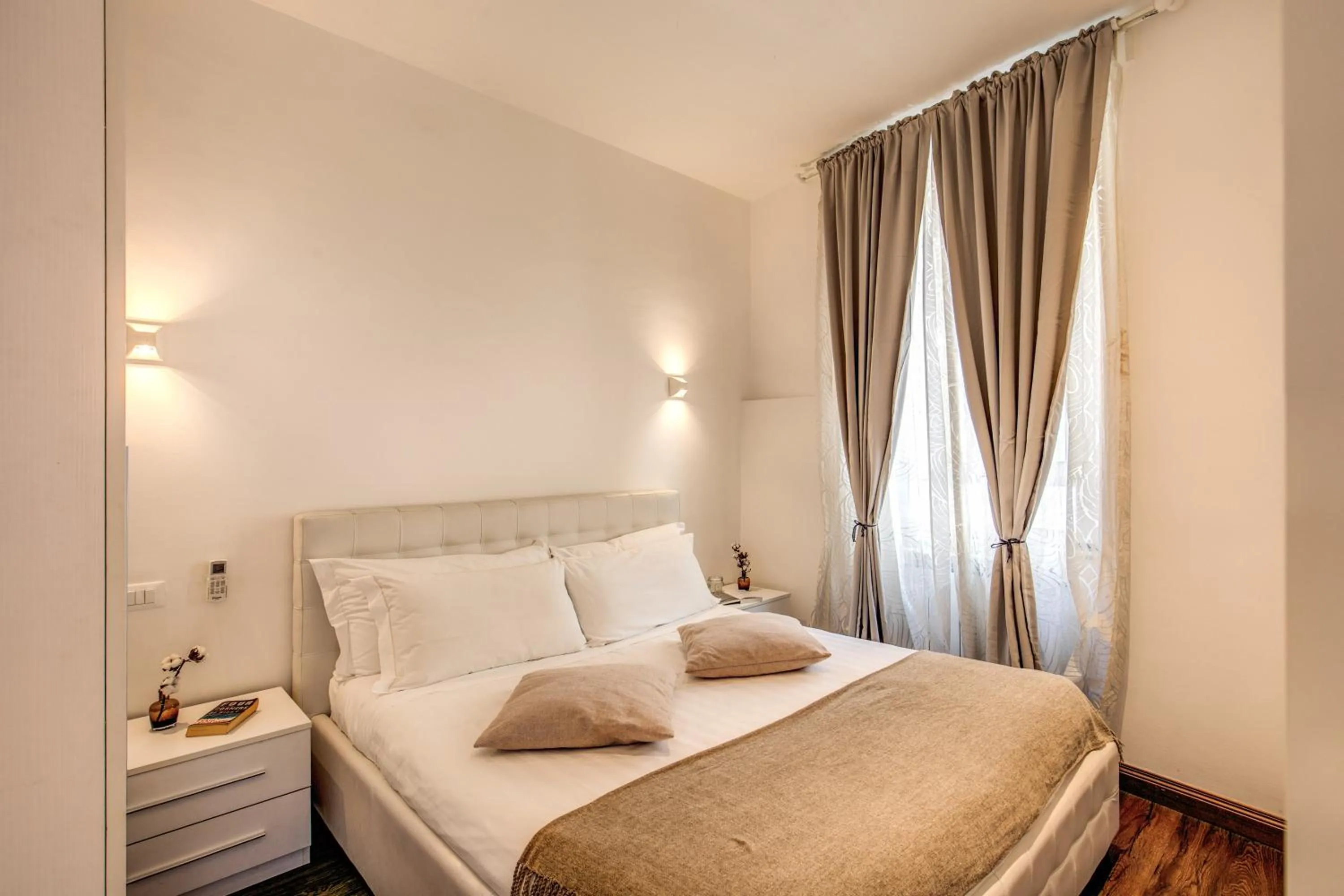 Photo of the whole room, Bed in YourSuiteRome