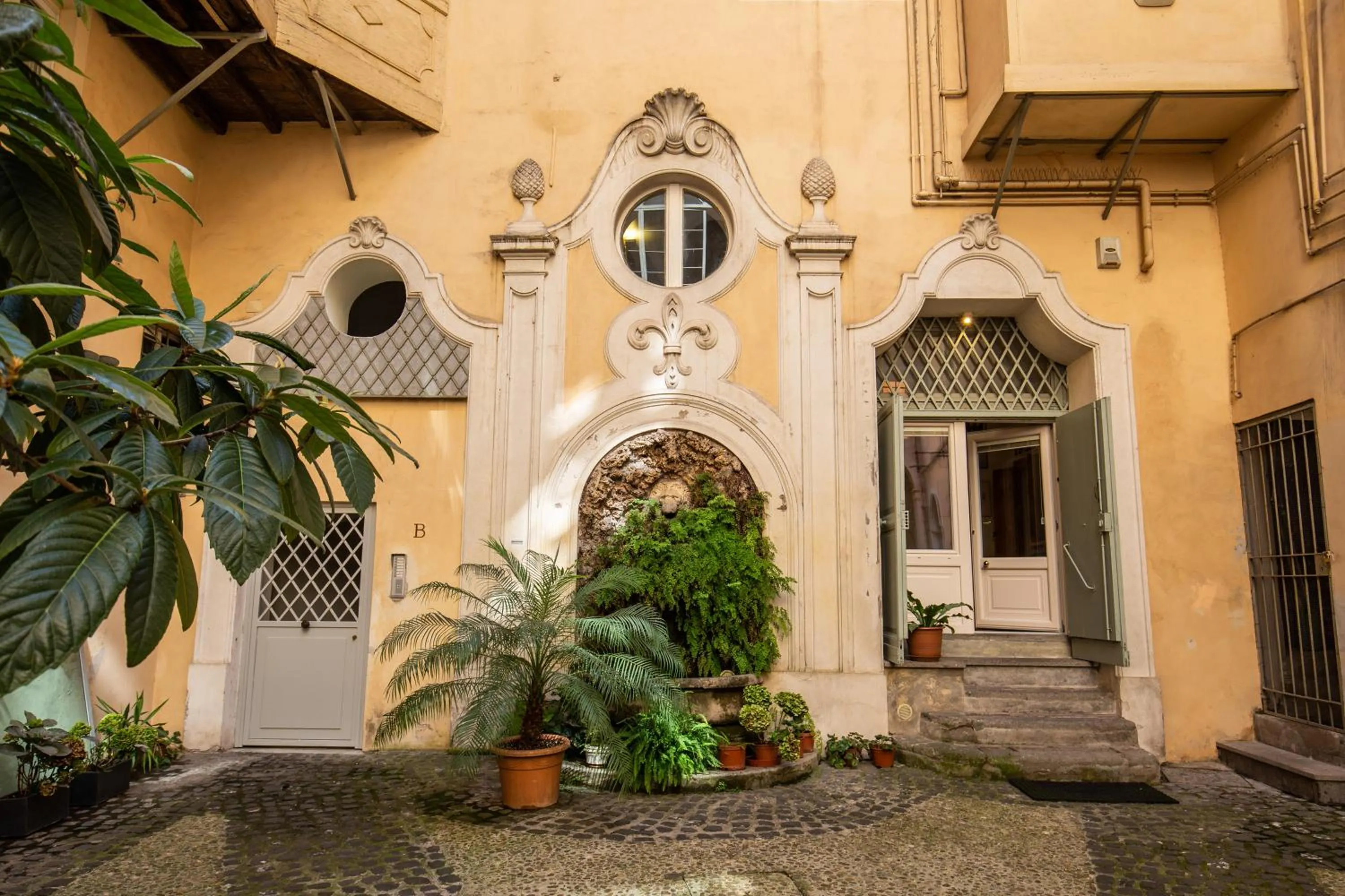 Inner courtyard view in YourSuiteRome