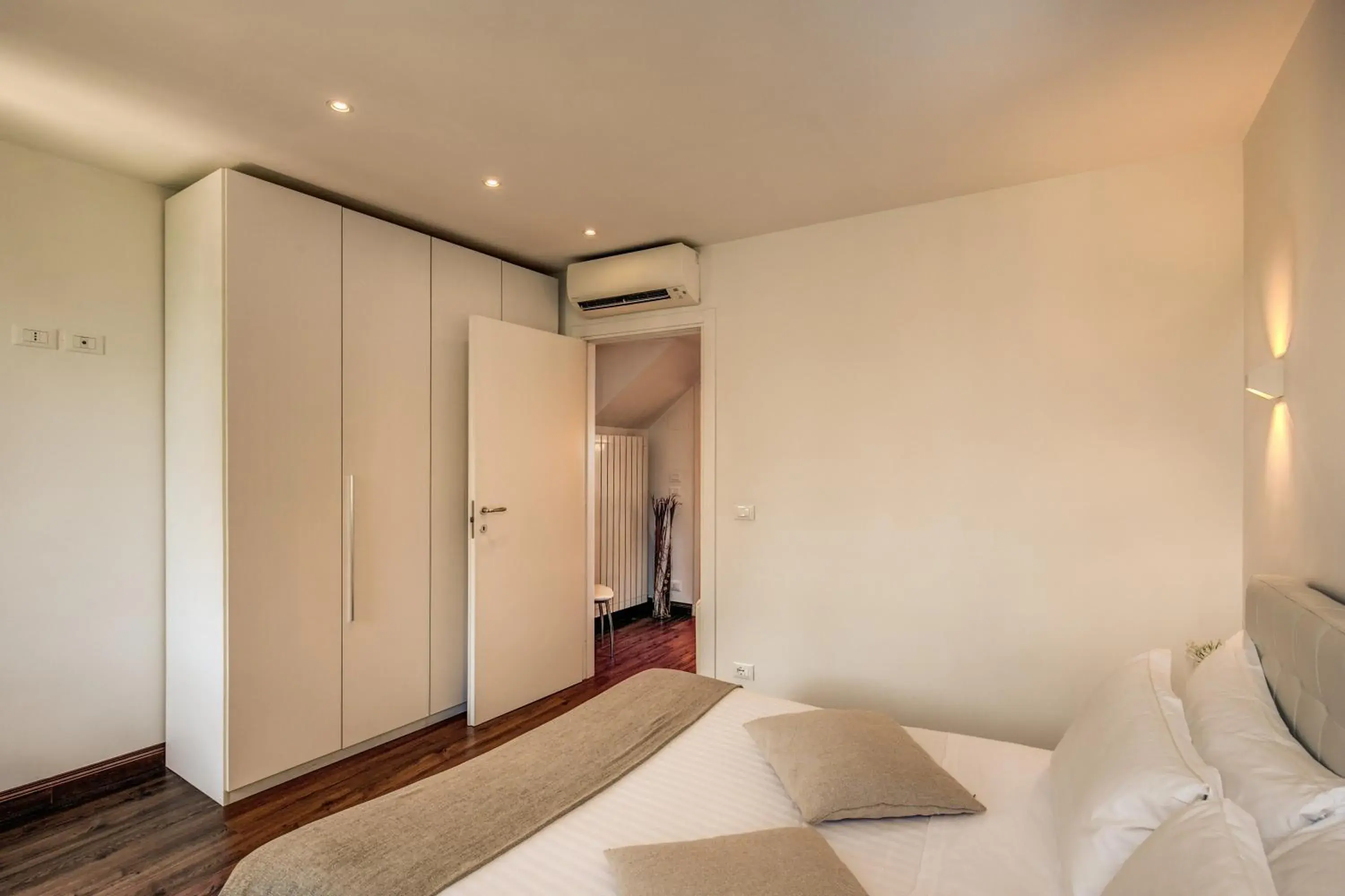 Five-Bedroom Apartment - Separate Building in YourSuiteRome Five-Bedroom Apartment - Separate Building in YourSuiteRome