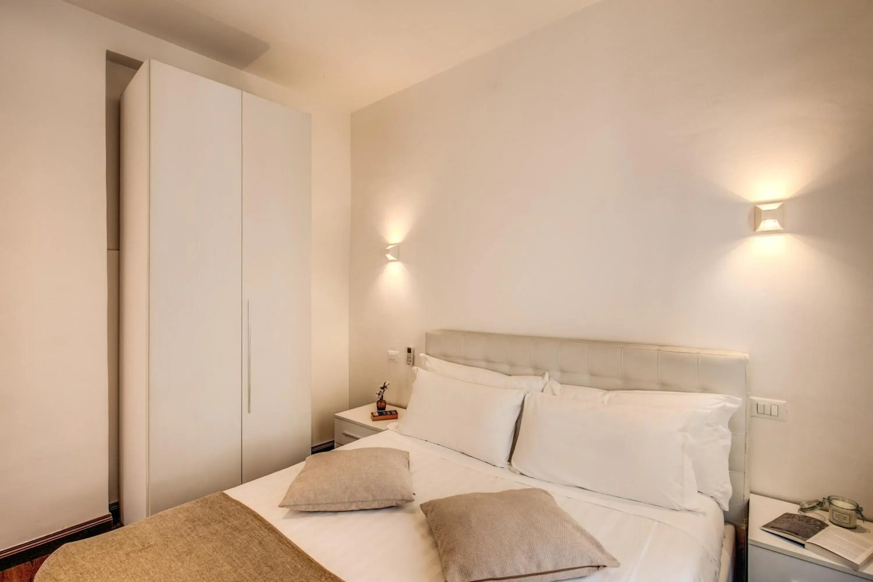 Five-Bedroom Apartment - Separate Building in YourSuiteRome Five-Bedroom Apartment - Separate Building in YourSuiteRome