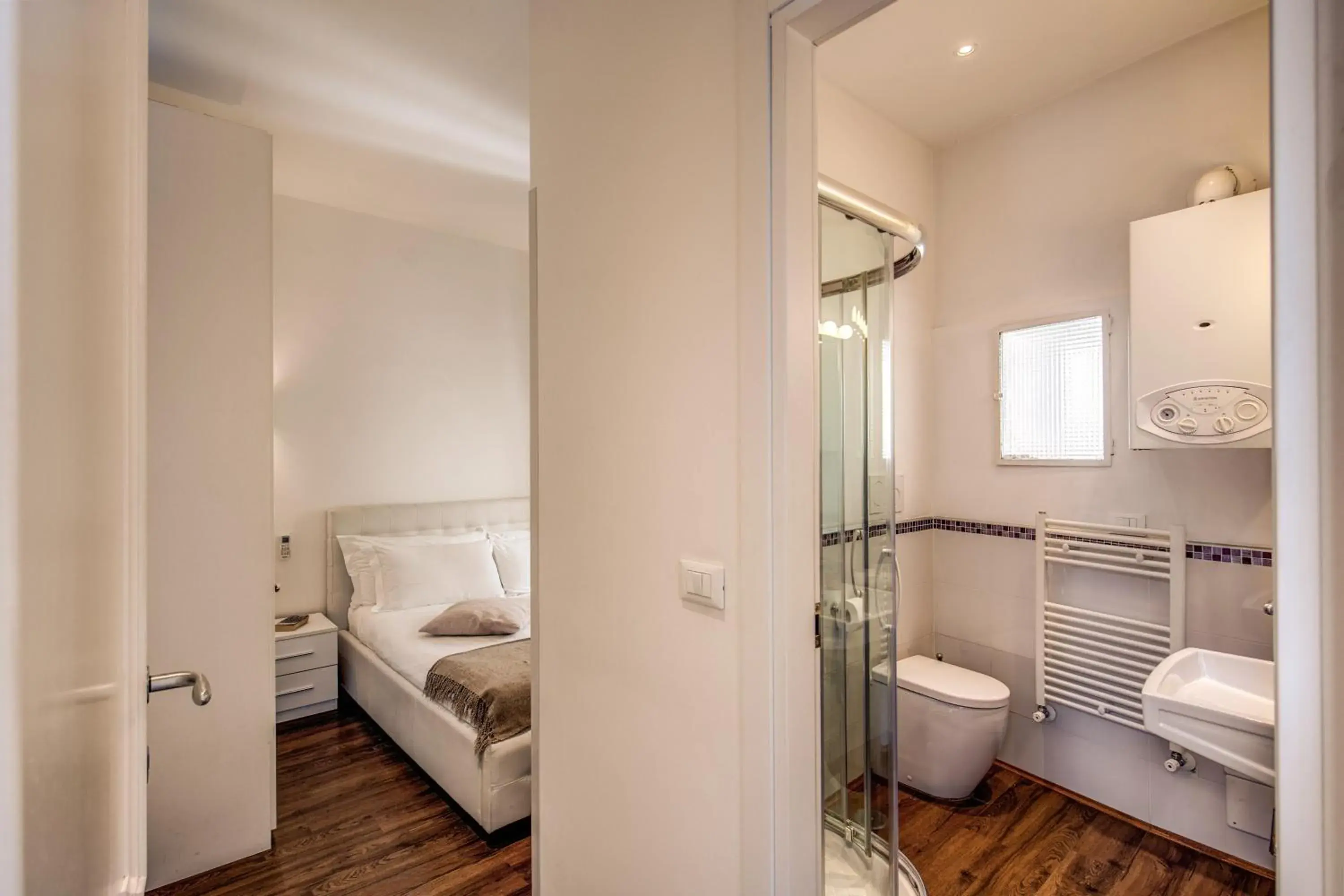 Five-Bedroom Apartment - Separate Building in YourSuiteRome Five-Bedroom Apartment - Separate Building in YourSuiteRome