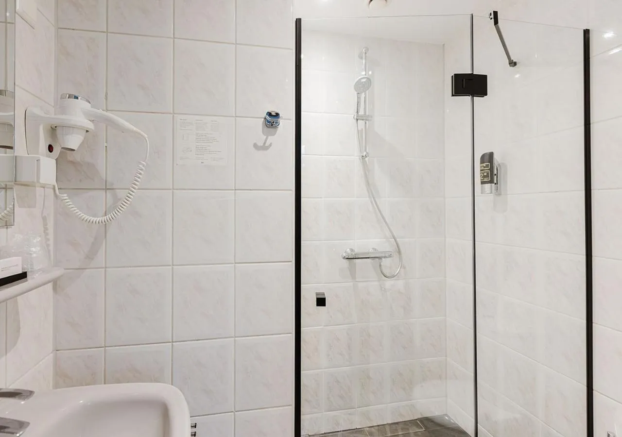 Shower in Atlas Hotel