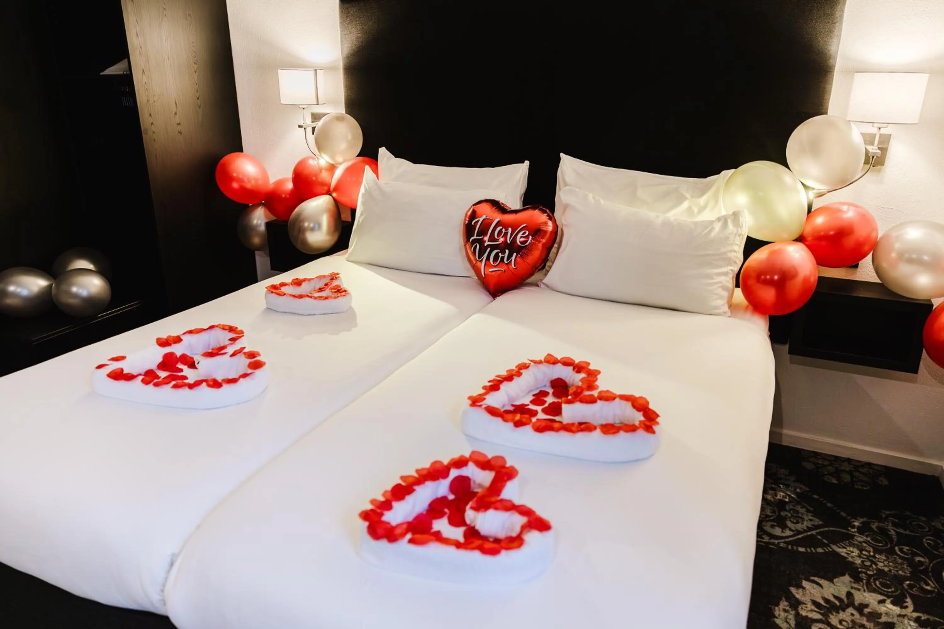 Bedroom, Bed in Atlas Hotel