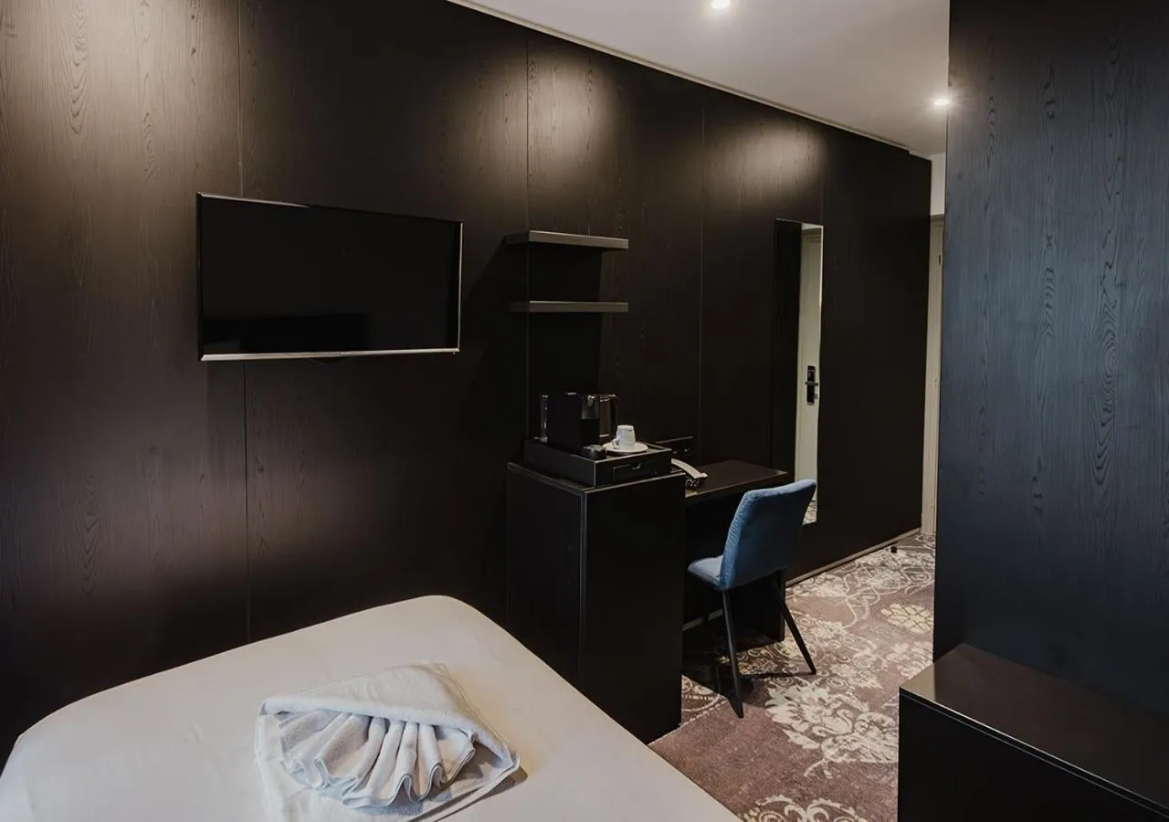 Bedroom, Bed in Atlas Hotel