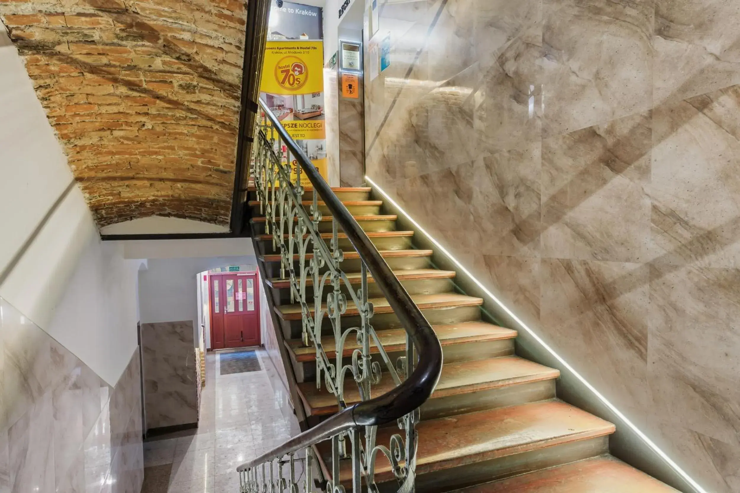 Facade/entrance in Queen Apartments Facade/entrance in Queen Apartments