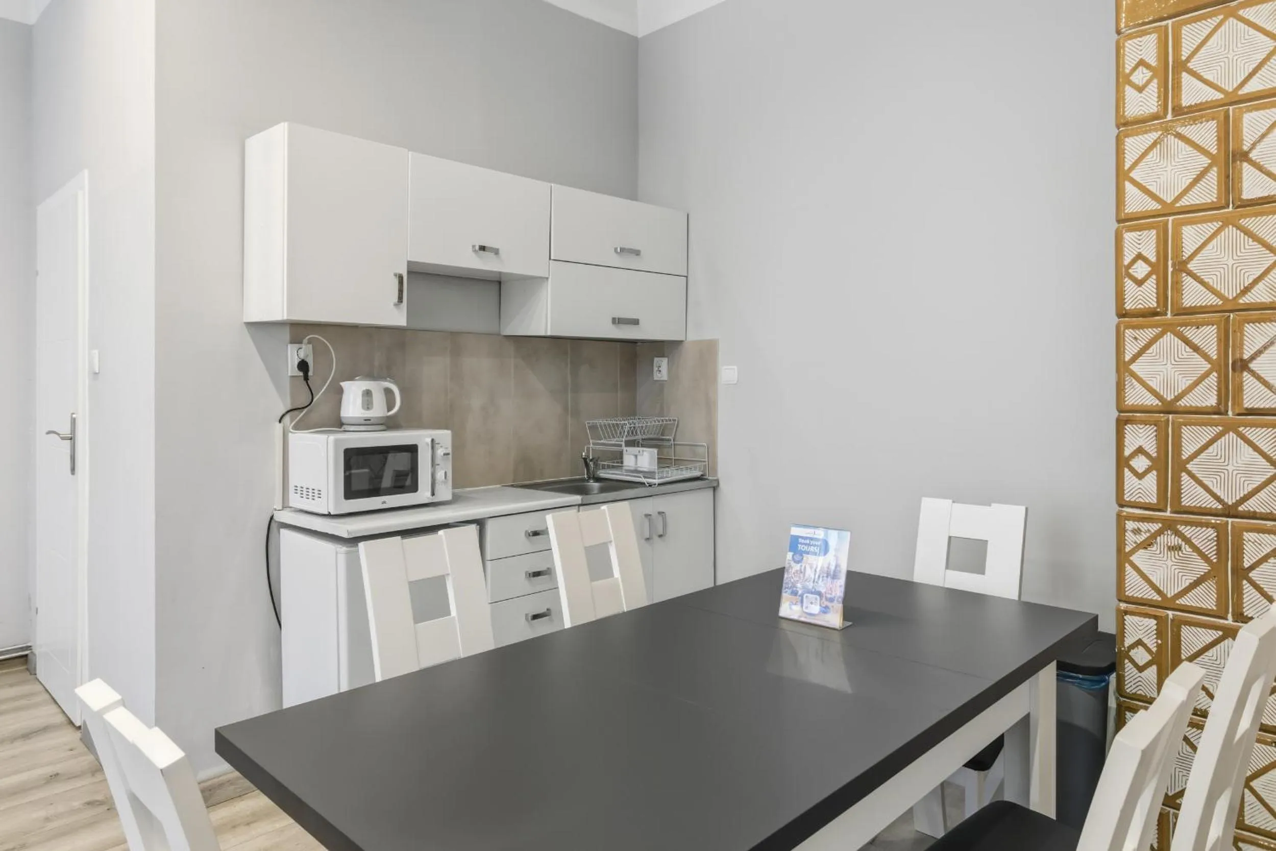 Coffee/tea facilities in Queen Apartments