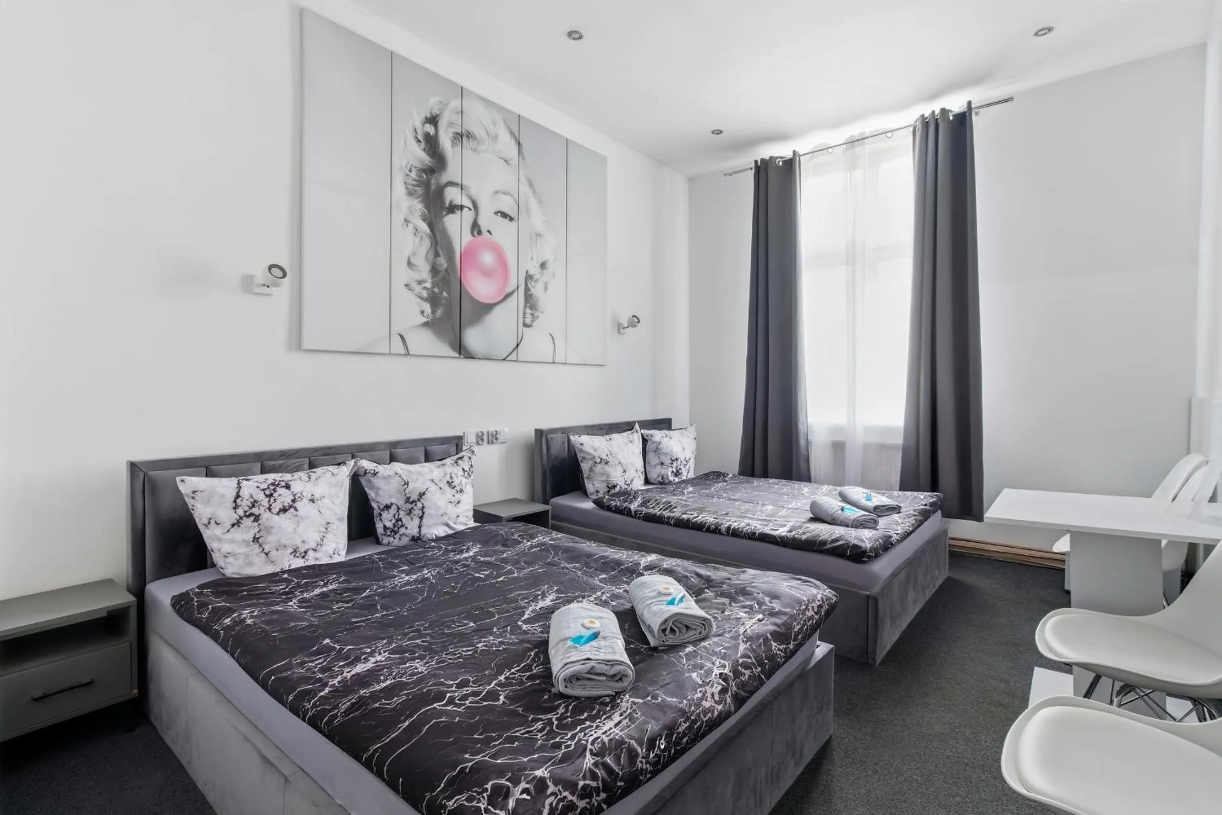 Coffee/tea facilities, Bed in Queen Apartments