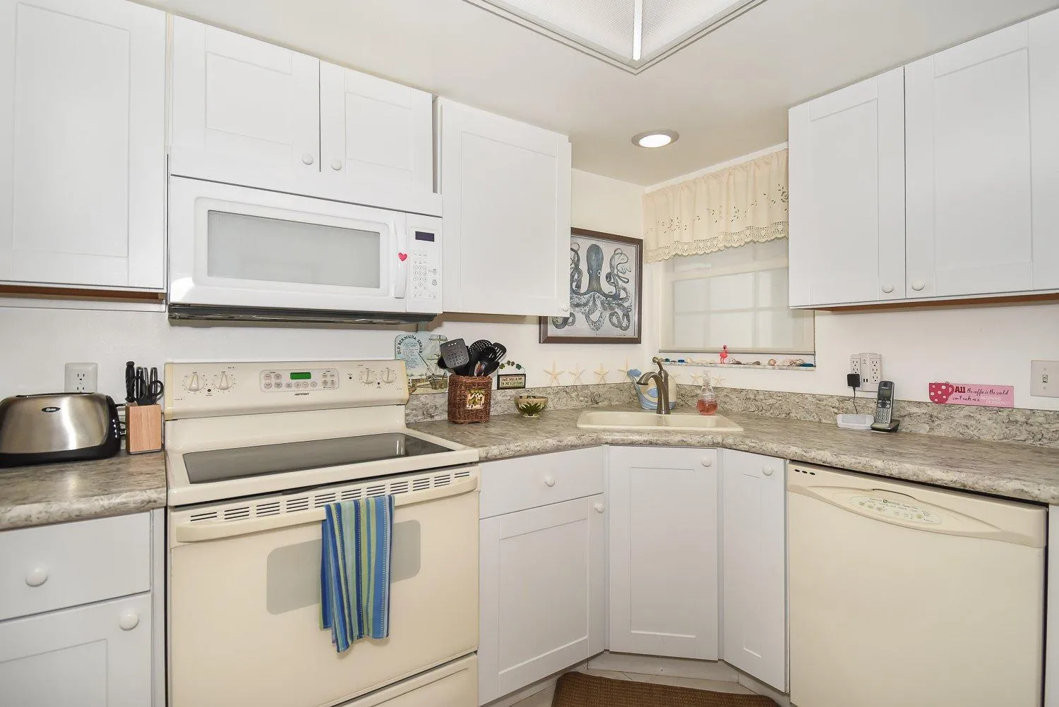 Other in Quiet Beachside Veranda within seconds to the beach pool ~ SV173