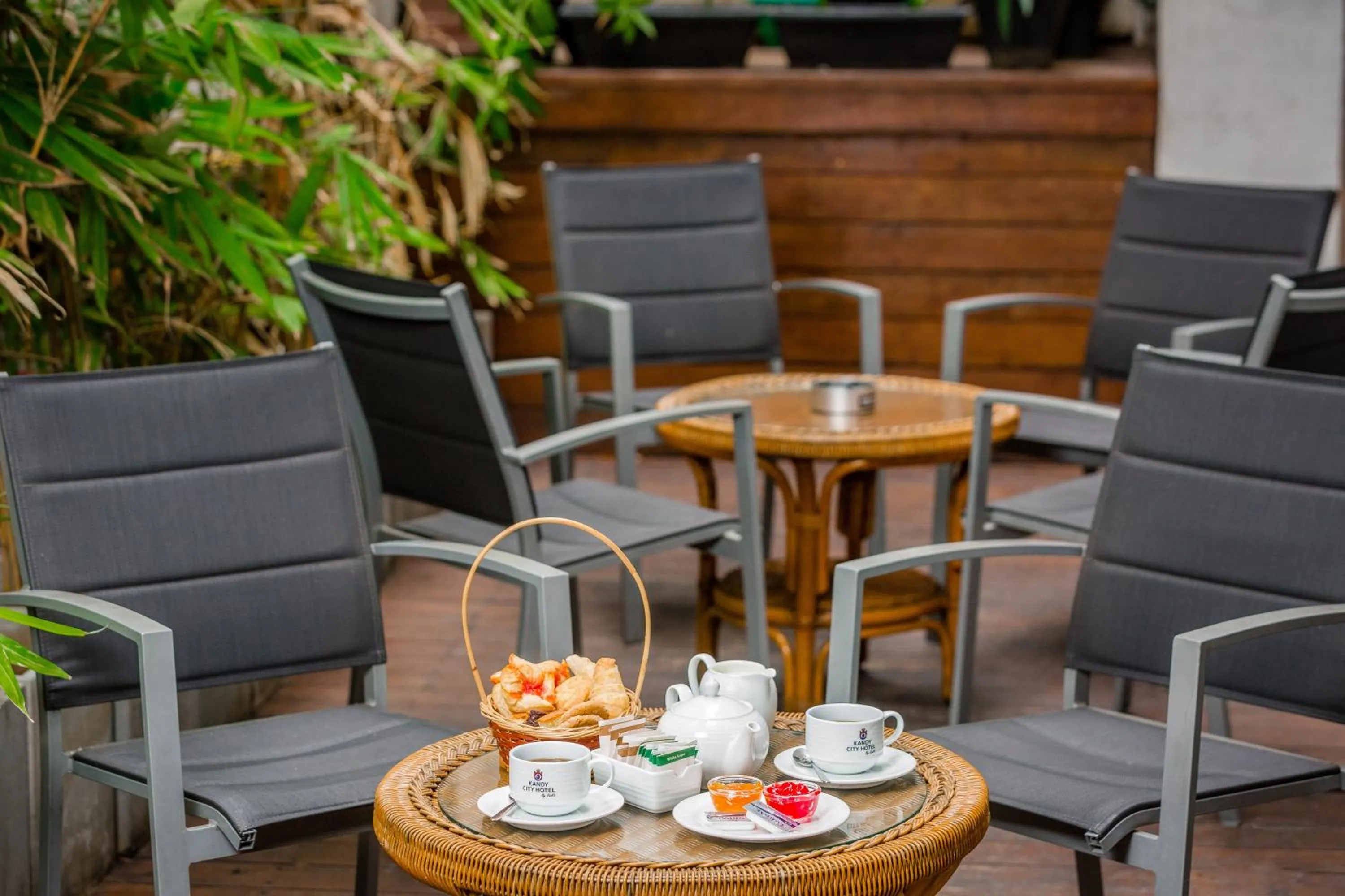 Restaurant/places to eat in Kandy City Hotel by Earl's