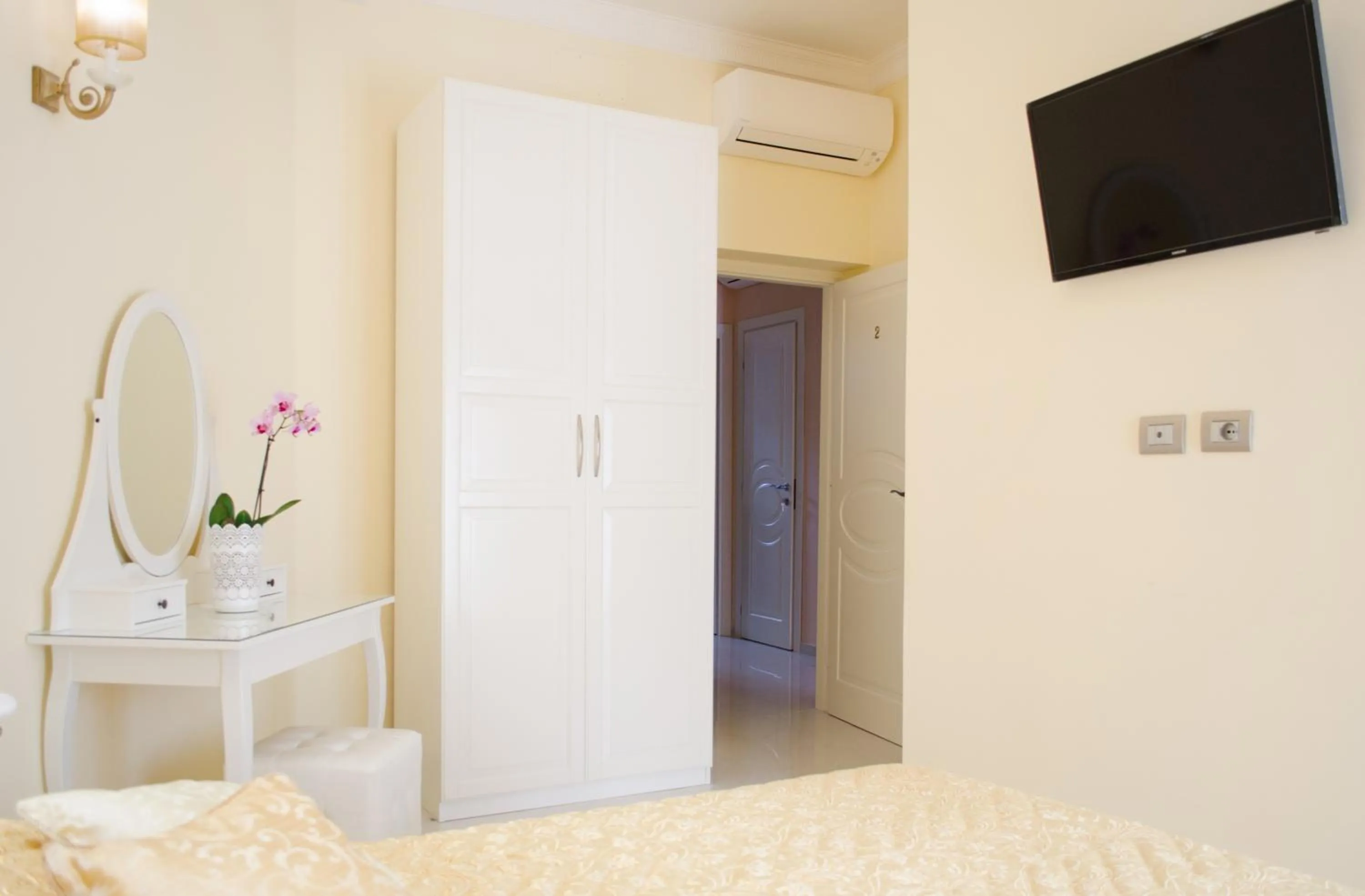 Decorative detail, Bed in Impero Vaticano San Pietro