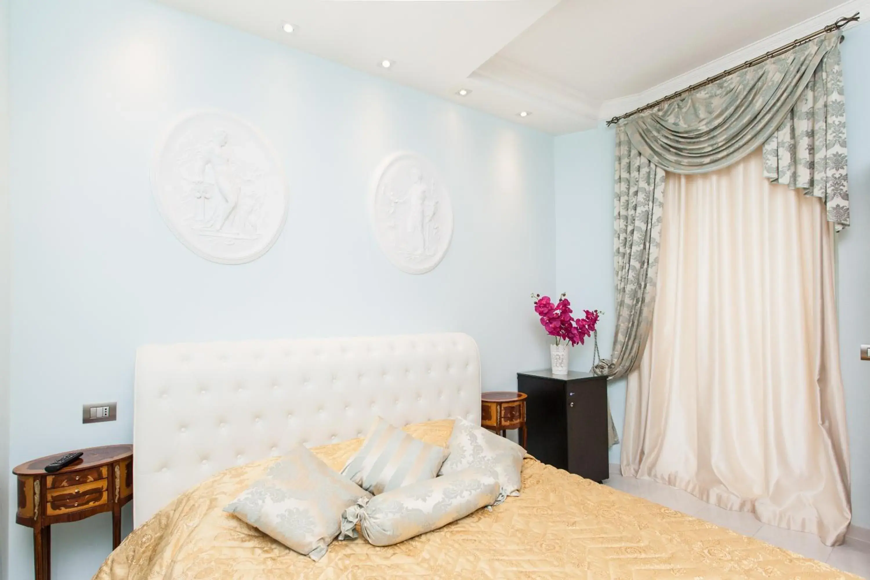 Decorative detail, Bed in Impero Vaticano San Pietro Decorative detail, Bed in Impero Vaticano San Pietro