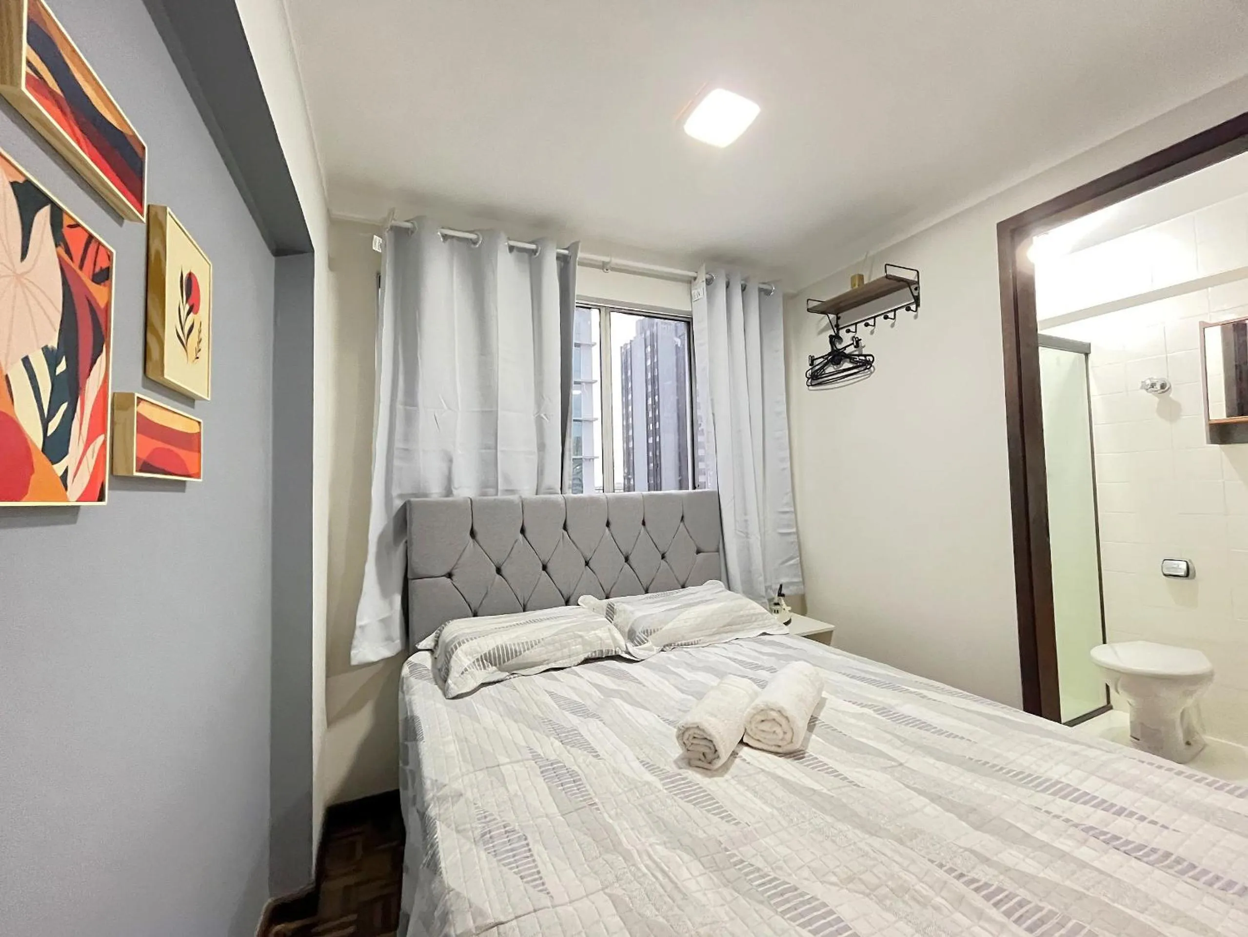 Toilet, Bed in Excelente apartamento no centro de Curitiba