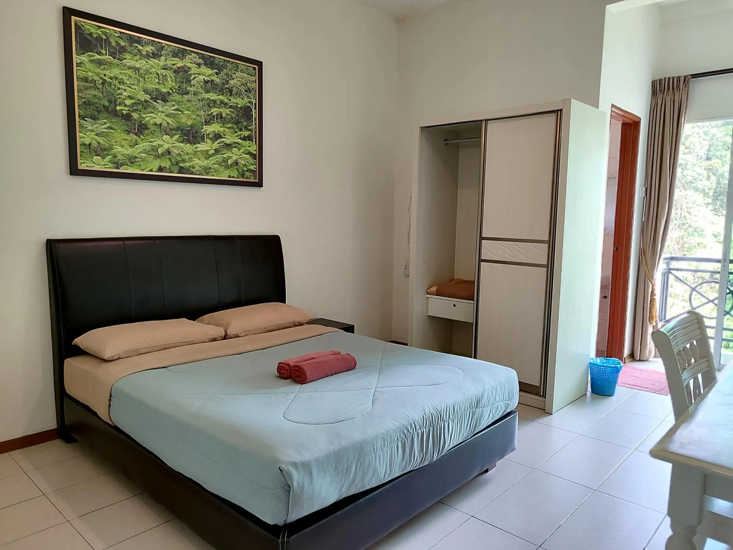 Bedroom, Bed in Rovers Inn Guesthouse - Age 11 And Above Only Bedroom, Bed in Rovers Inn Guesthouse - Age 11 And Above Only