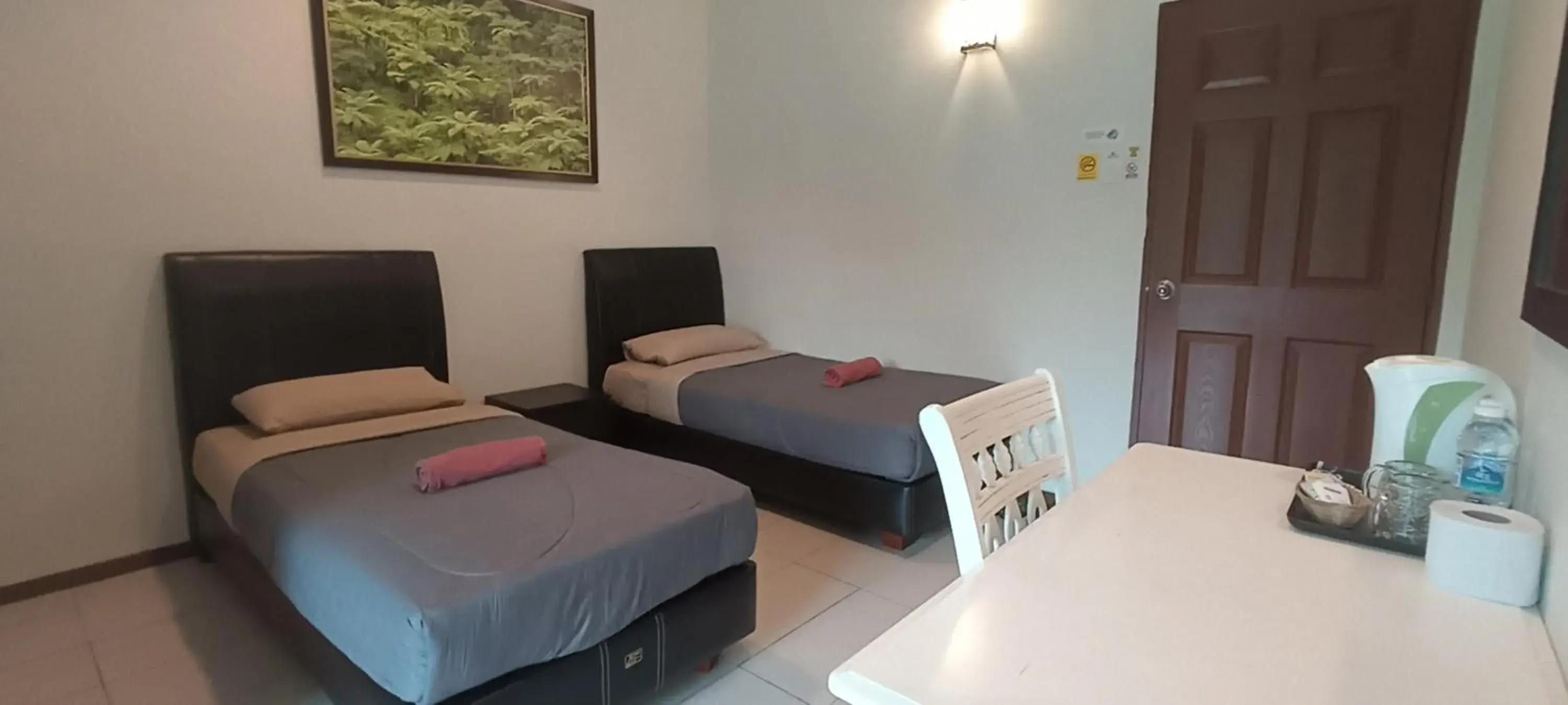Twin Room with Balcony in Rovers Inn Guesthouse - Age 11 And Above Only Twin Room with Balcony in Rovers Inn Guesthouse - Age 11 And Above Only