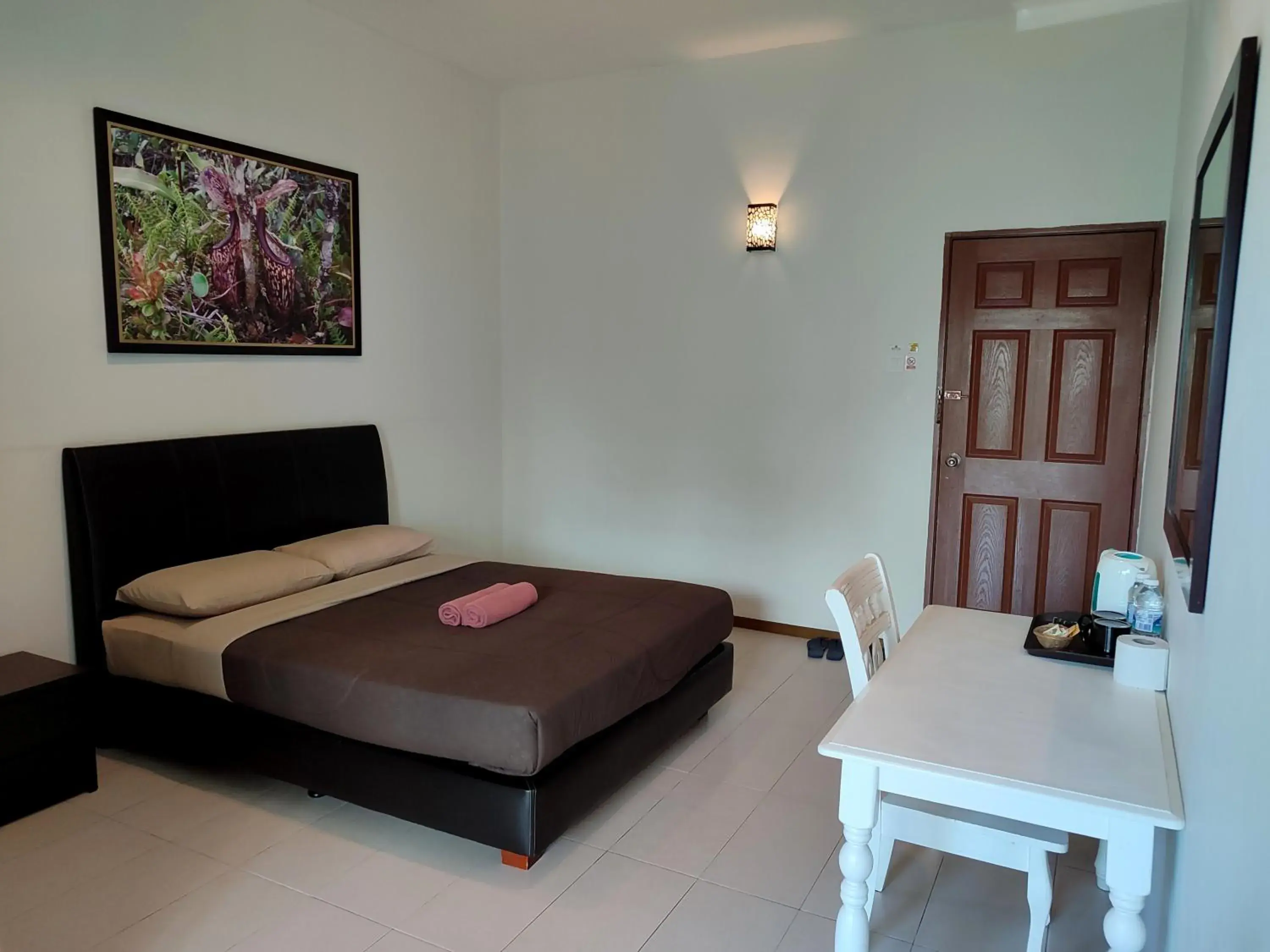 Bedroom, Bed in Rovers Inn Guesthouse - Age 11 And Above Only Bedroom, Bed in Rovers Inn Guesthouse - Age 11 And Above Only