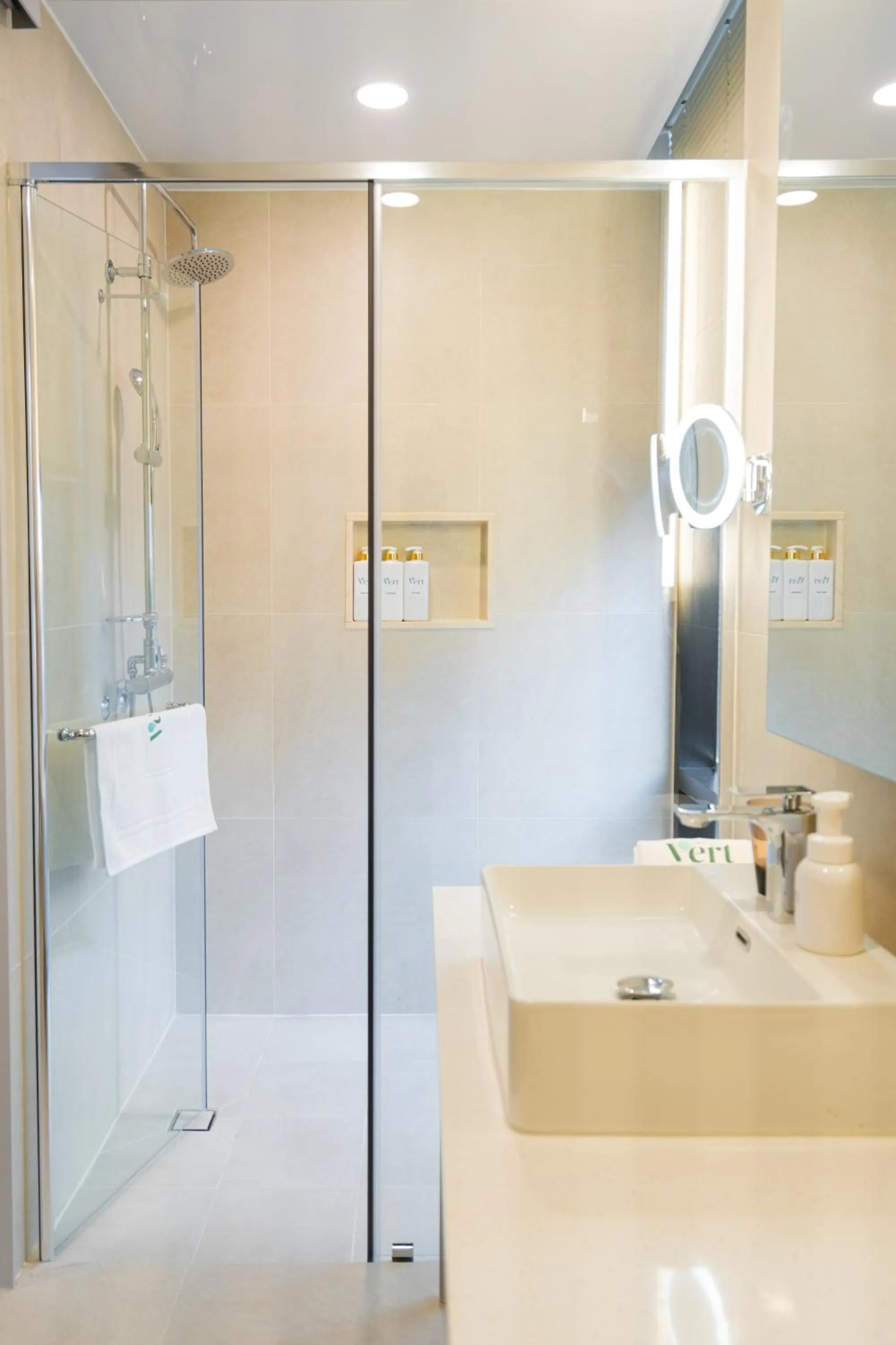 Shower in Hotel Vert