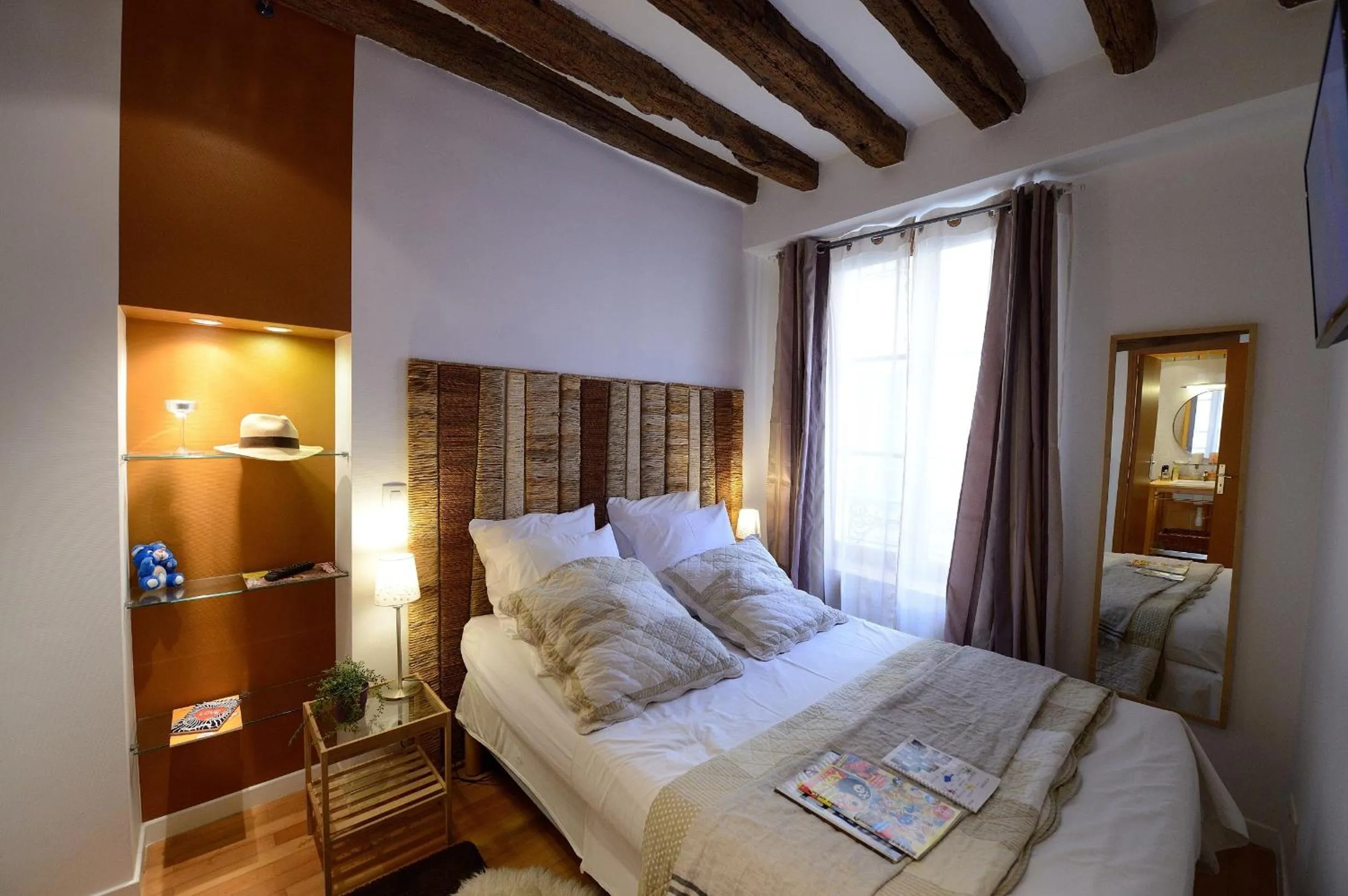 Bed in Les Patios du Marais 1