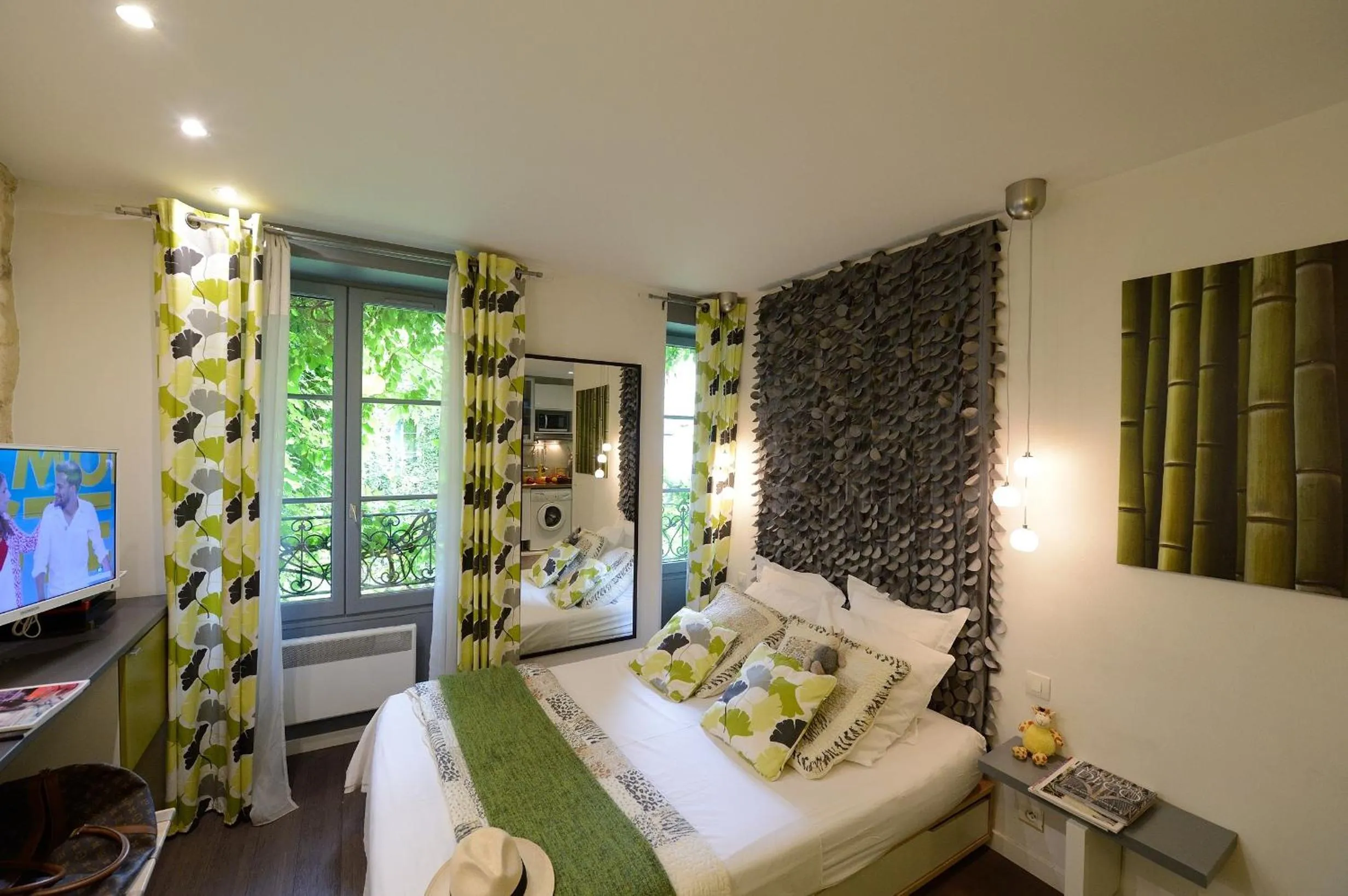 Bedroom, Bed in Les Patios du Marais 1