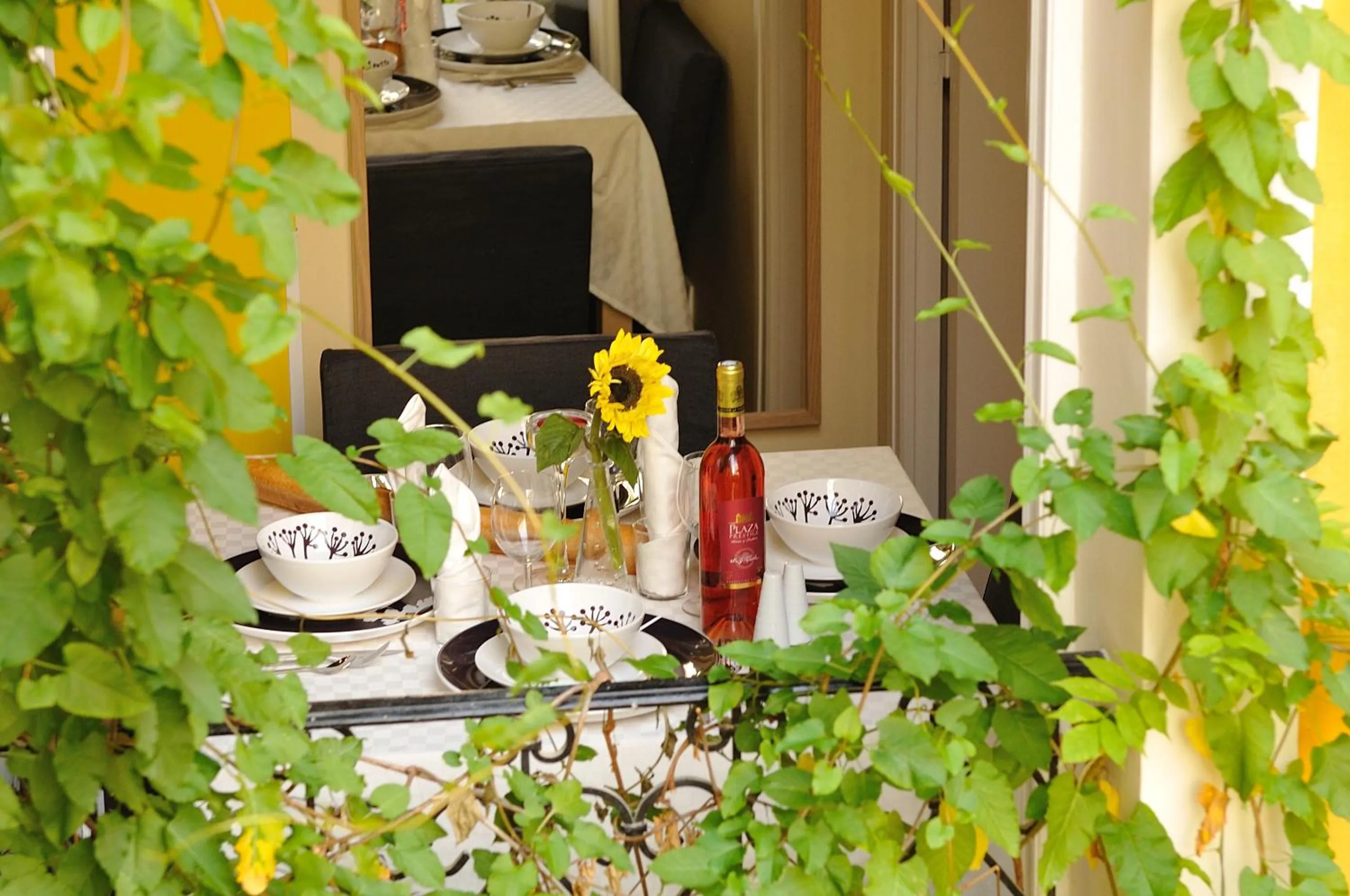 Spring in Les Patios du Marais 1