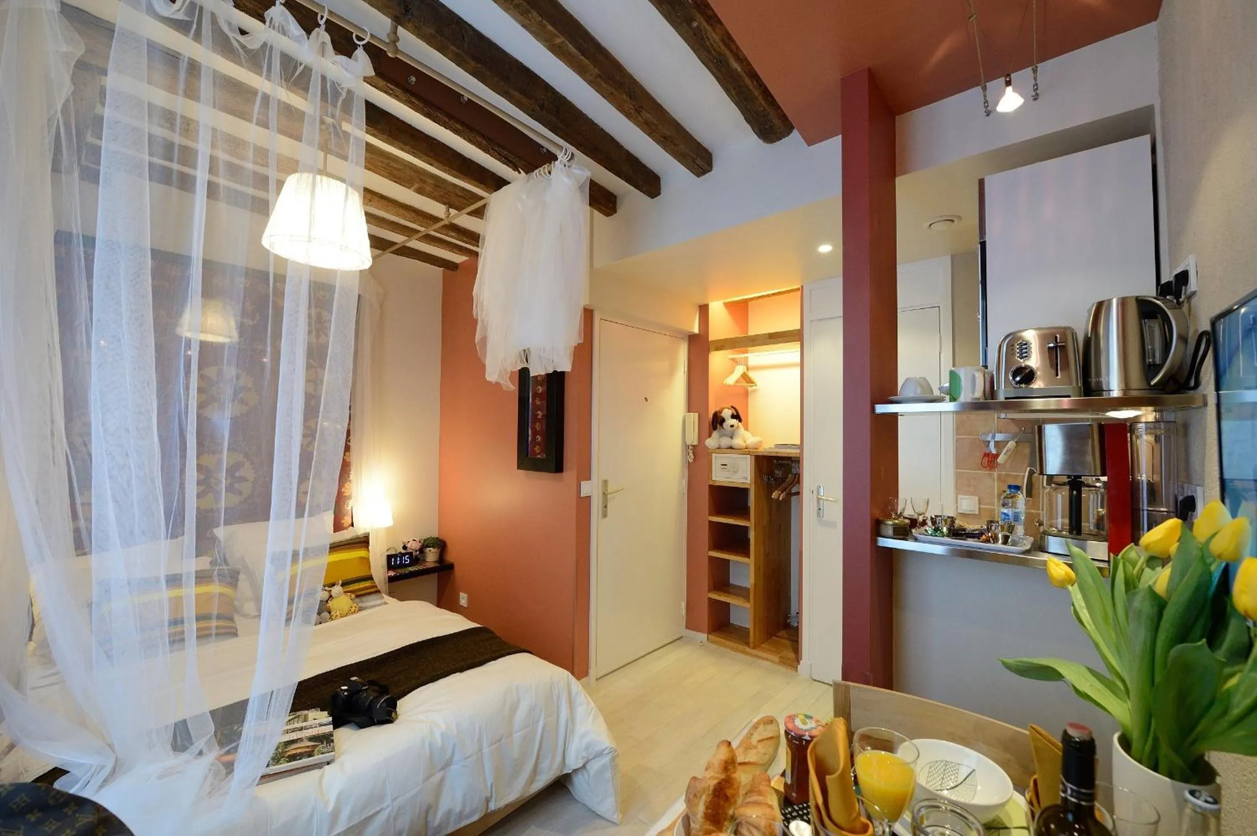 Coffee/tea facilities, Bed in Les Patios du Marais 1