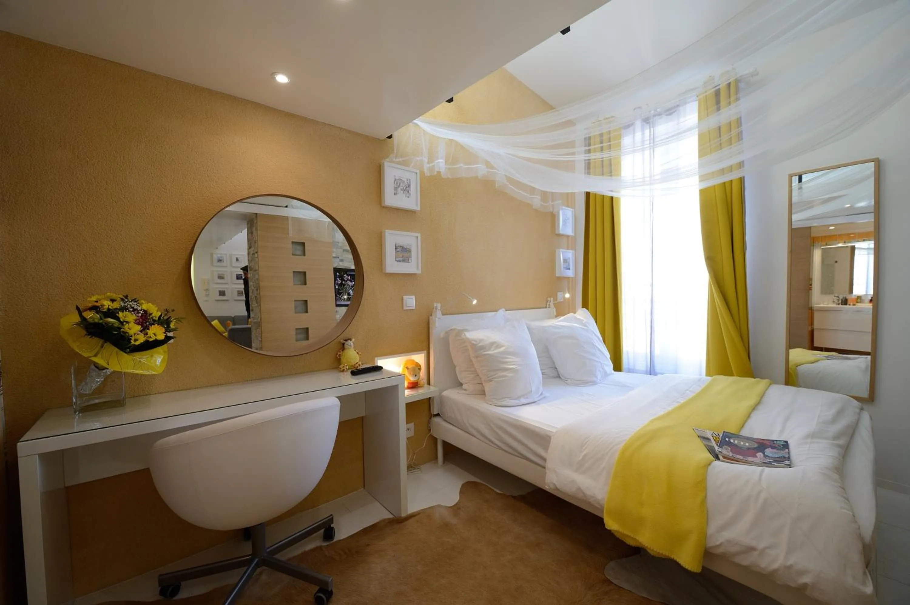 Bedroom, Bed in Les Patios du Marais 1