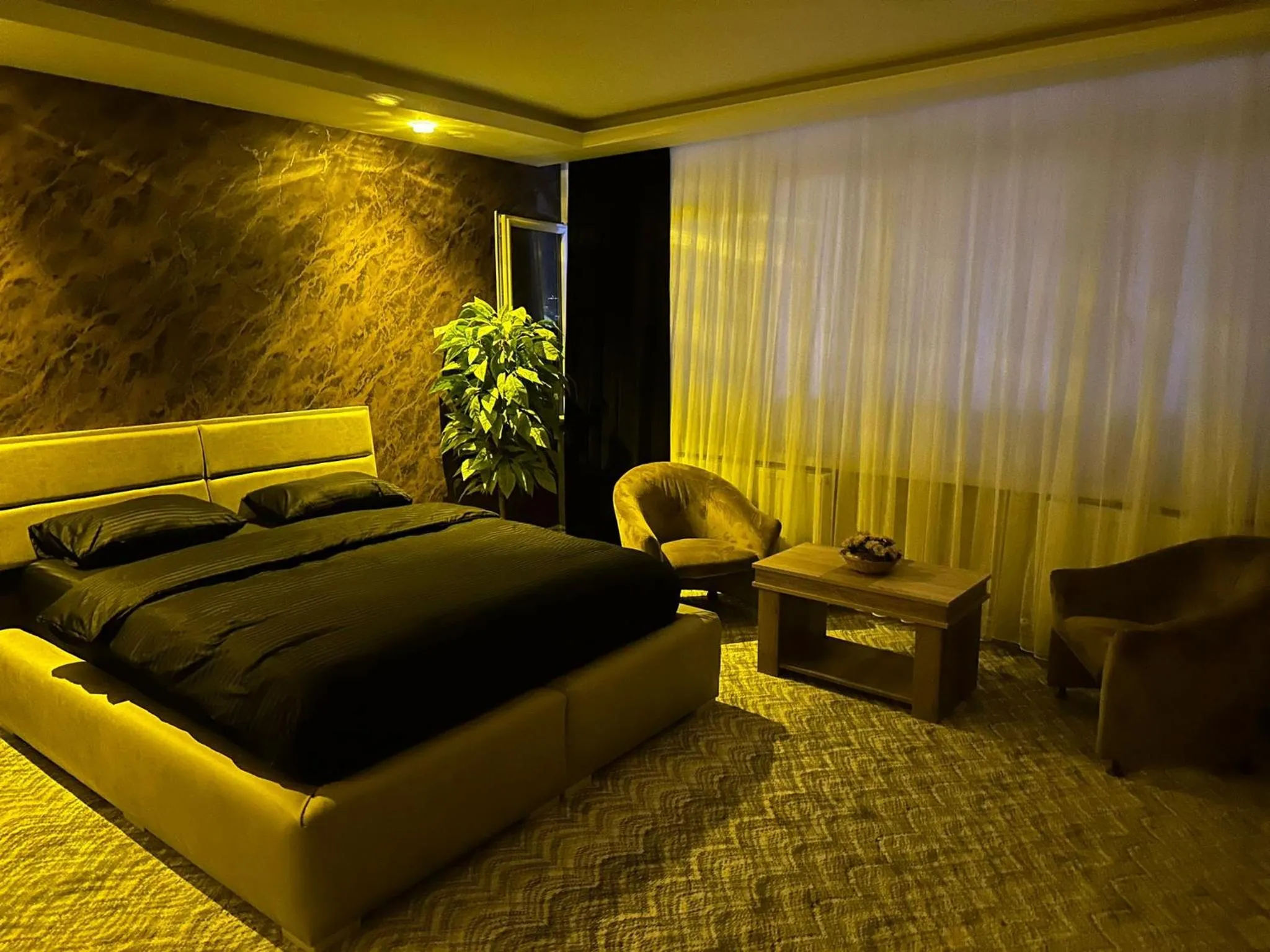 Dining area, Bed in ÇANKAYA SUIT HOTEL