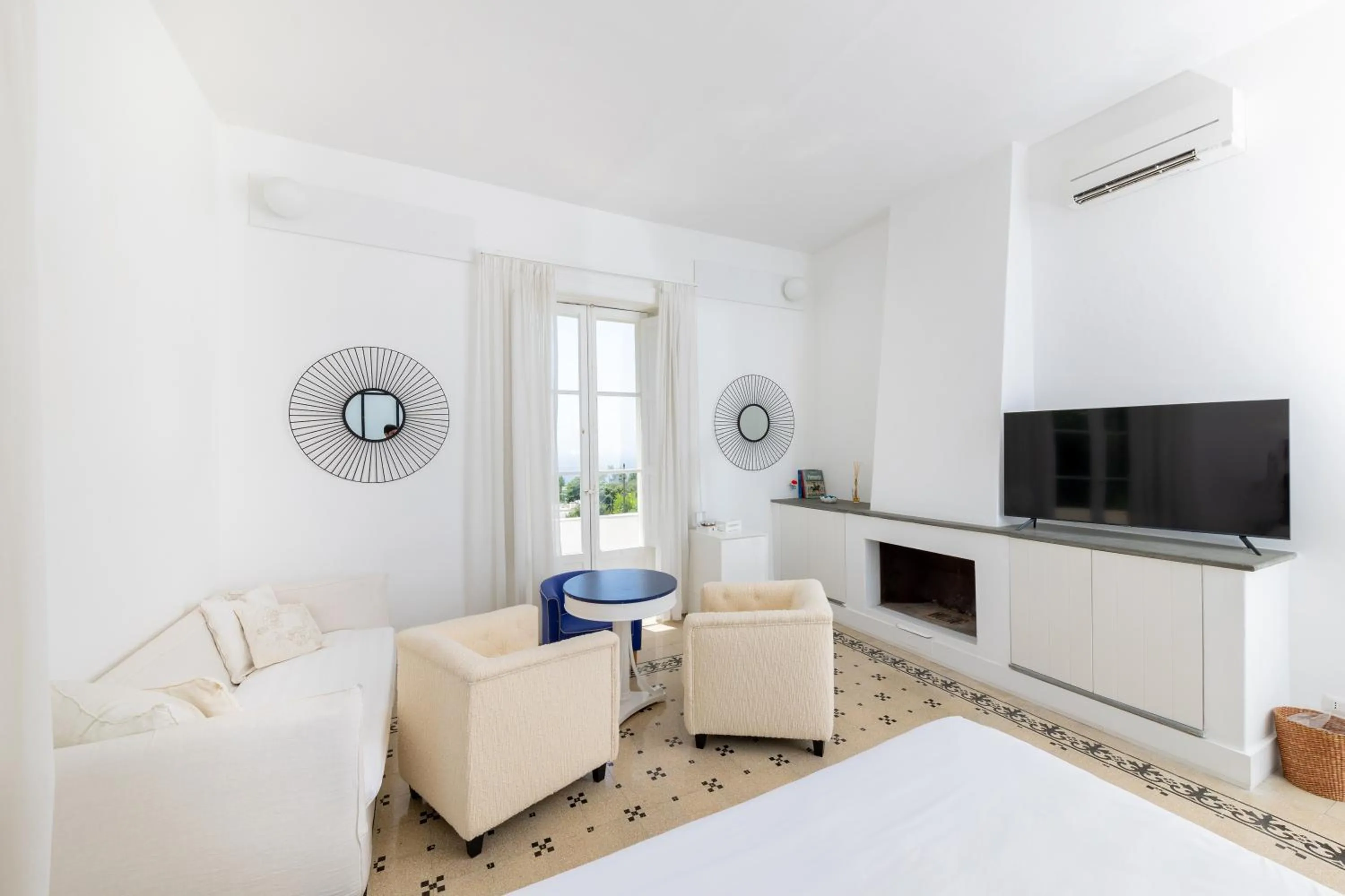 Communal lounge/ TV room in Villa La Pergola Capri