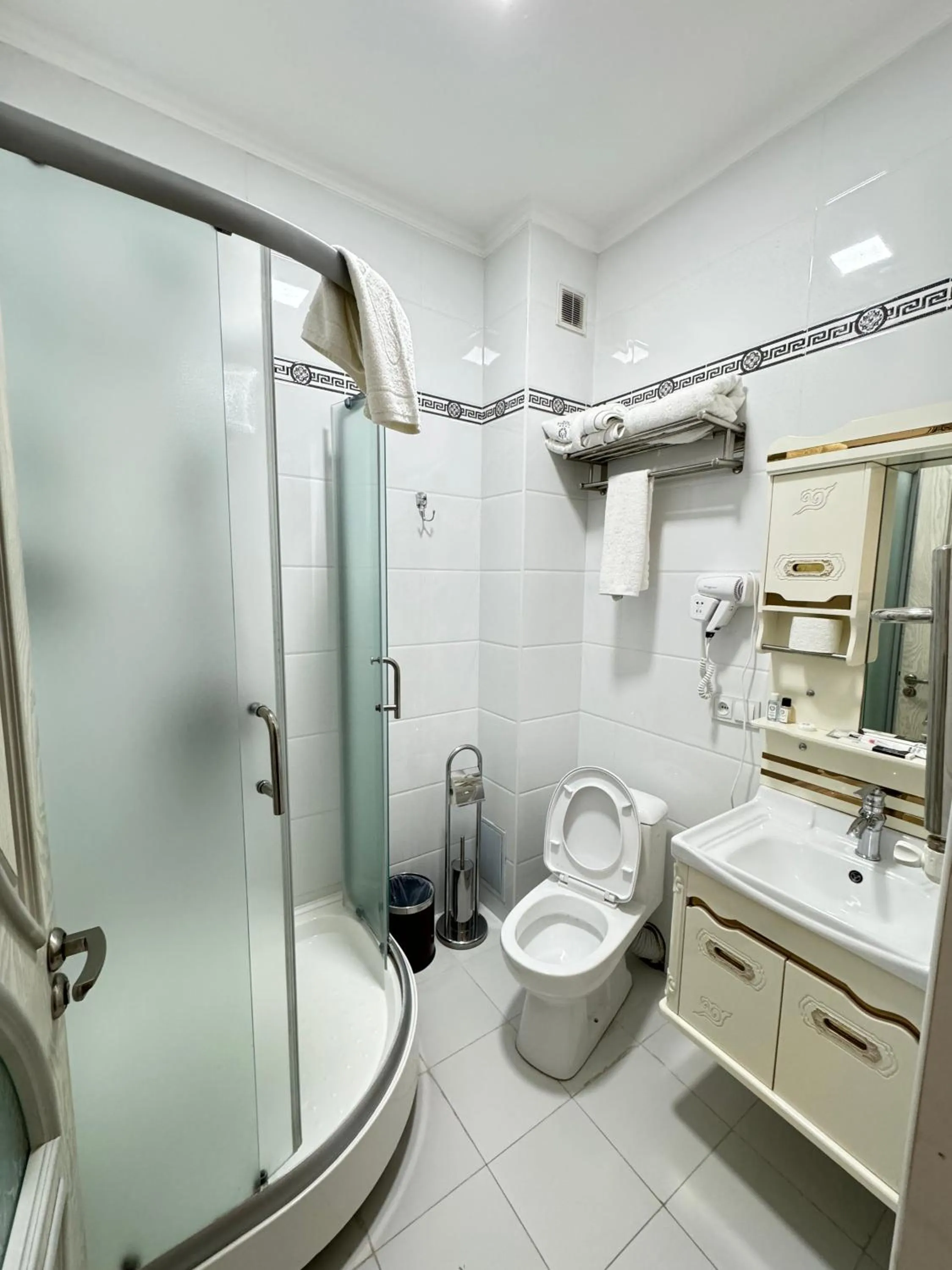 Shower in Alexander Hotel