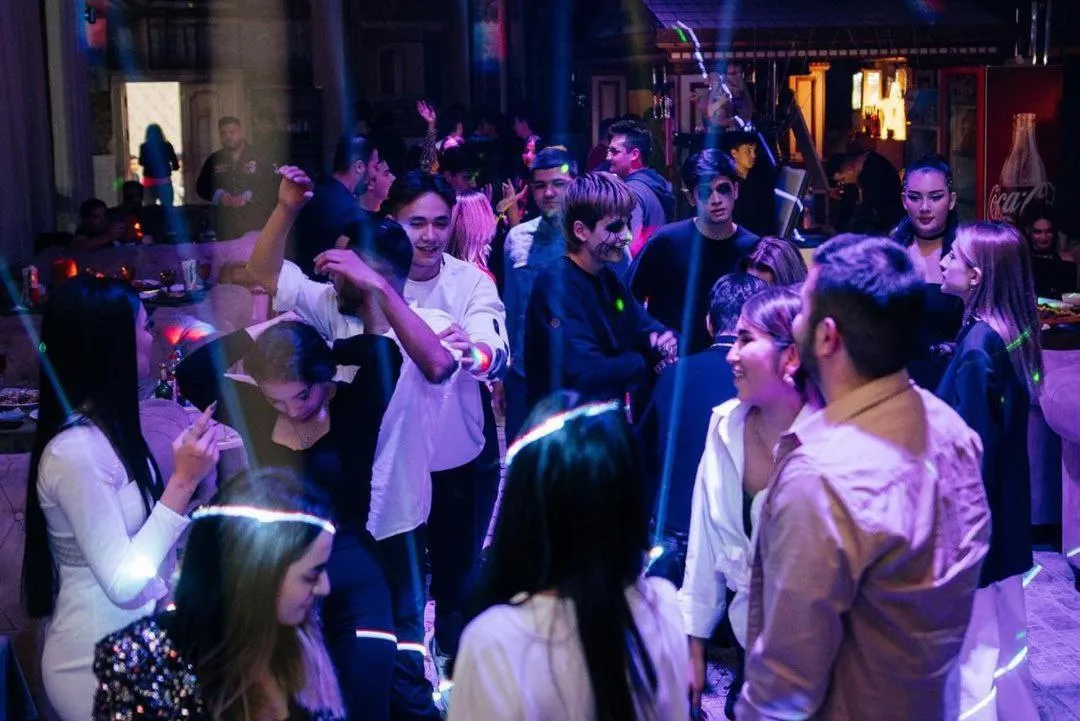 Restaurant/places to eat in Alexander Hotel