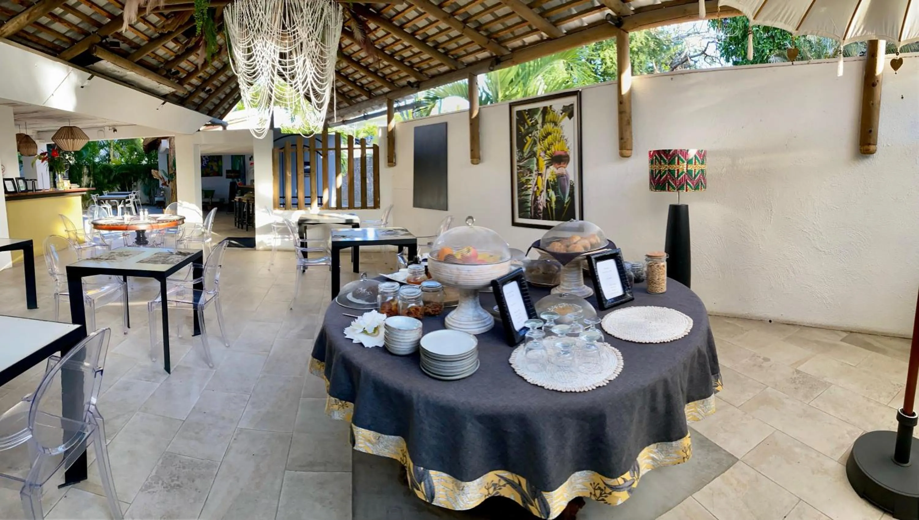 Restaurant/places to eat in Cosy Guest House Sous le Badamier