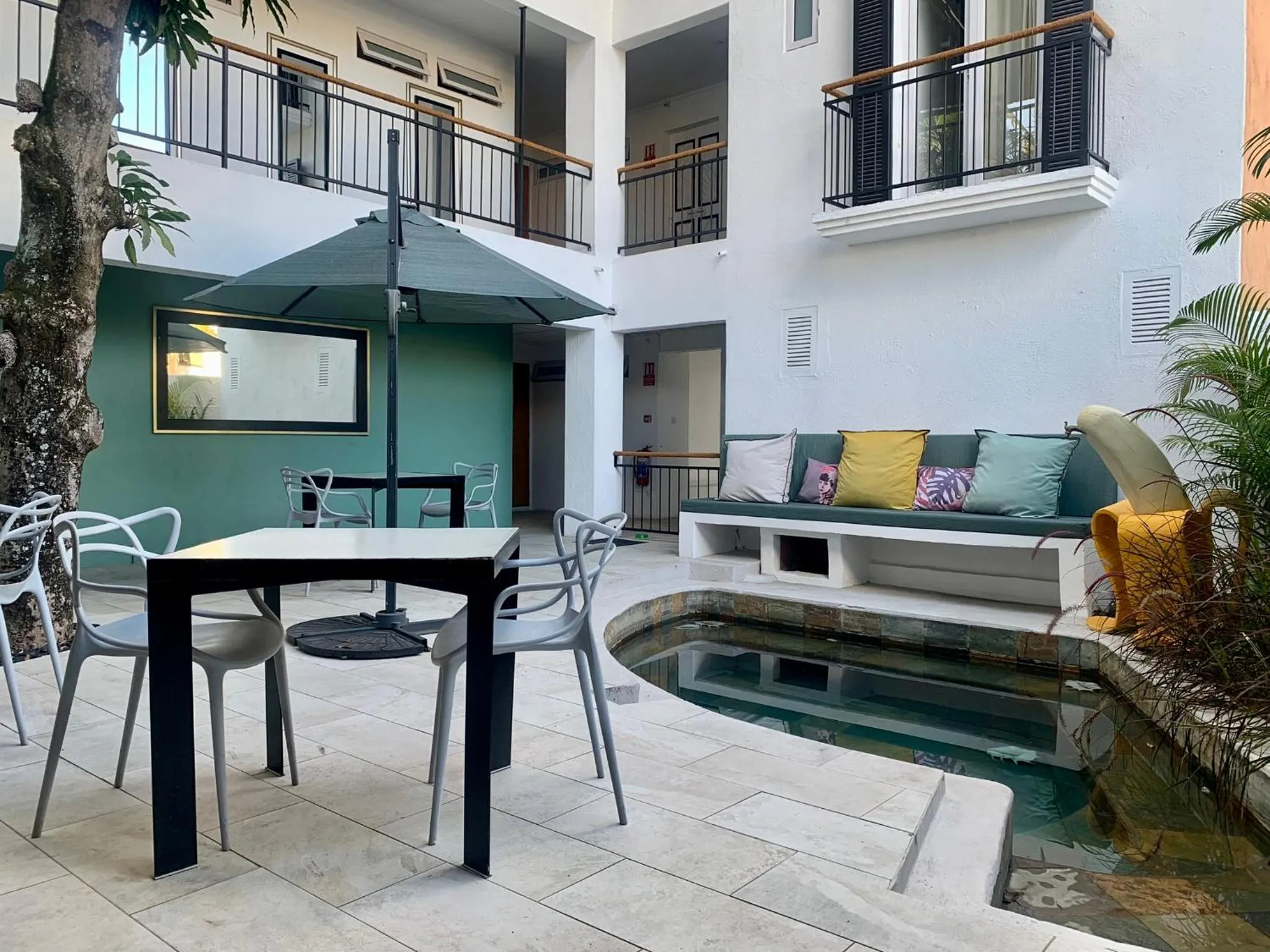 Patio in Cosy Guest House Sous le Badamier