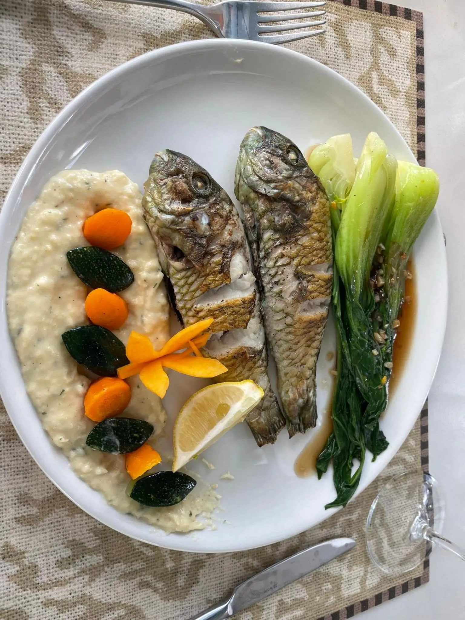 Restaurant/places to eat in Cosy Guest House Sous le Badamier