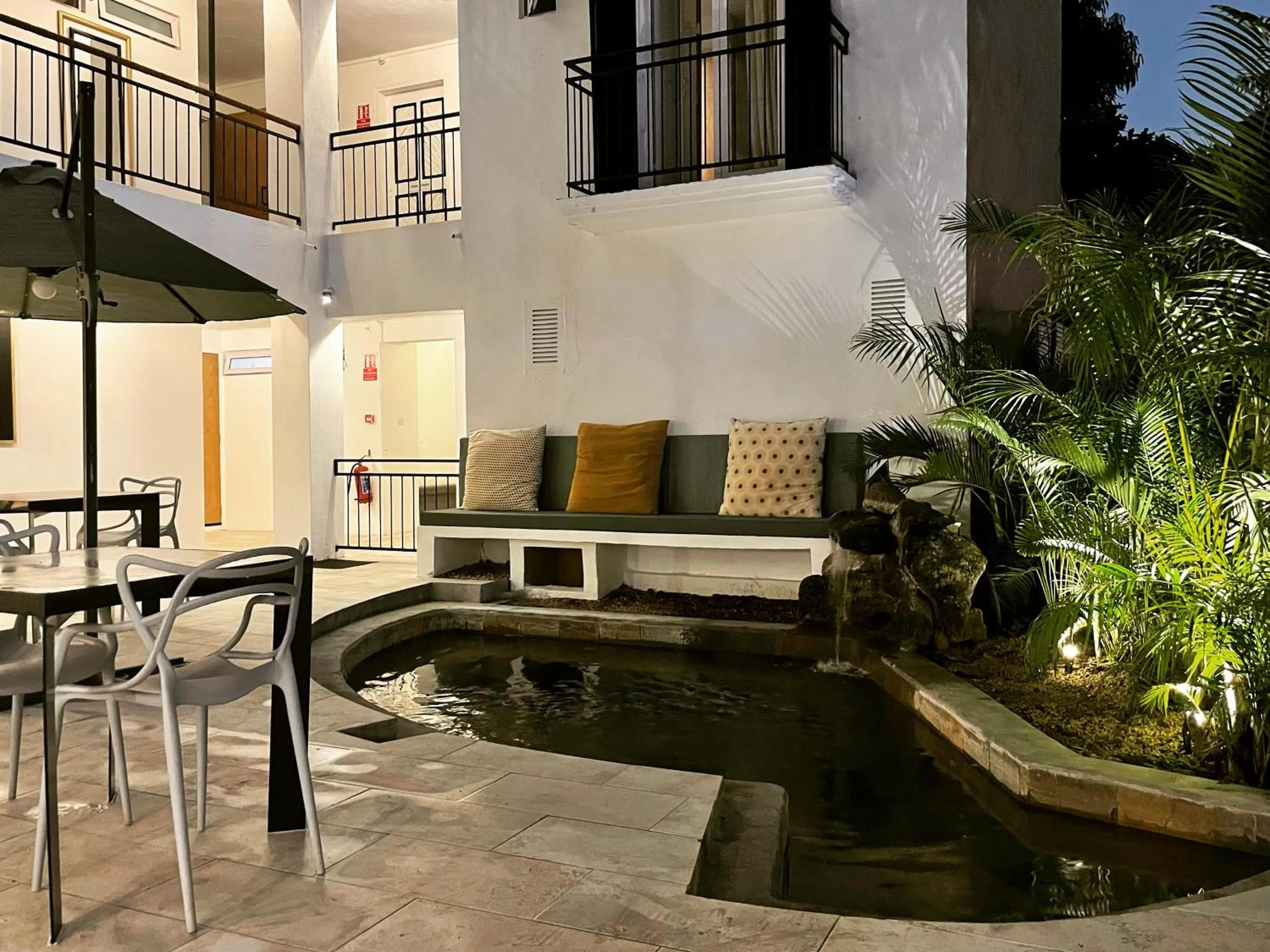 Patio in Cosy Guest House Sous le Badamier