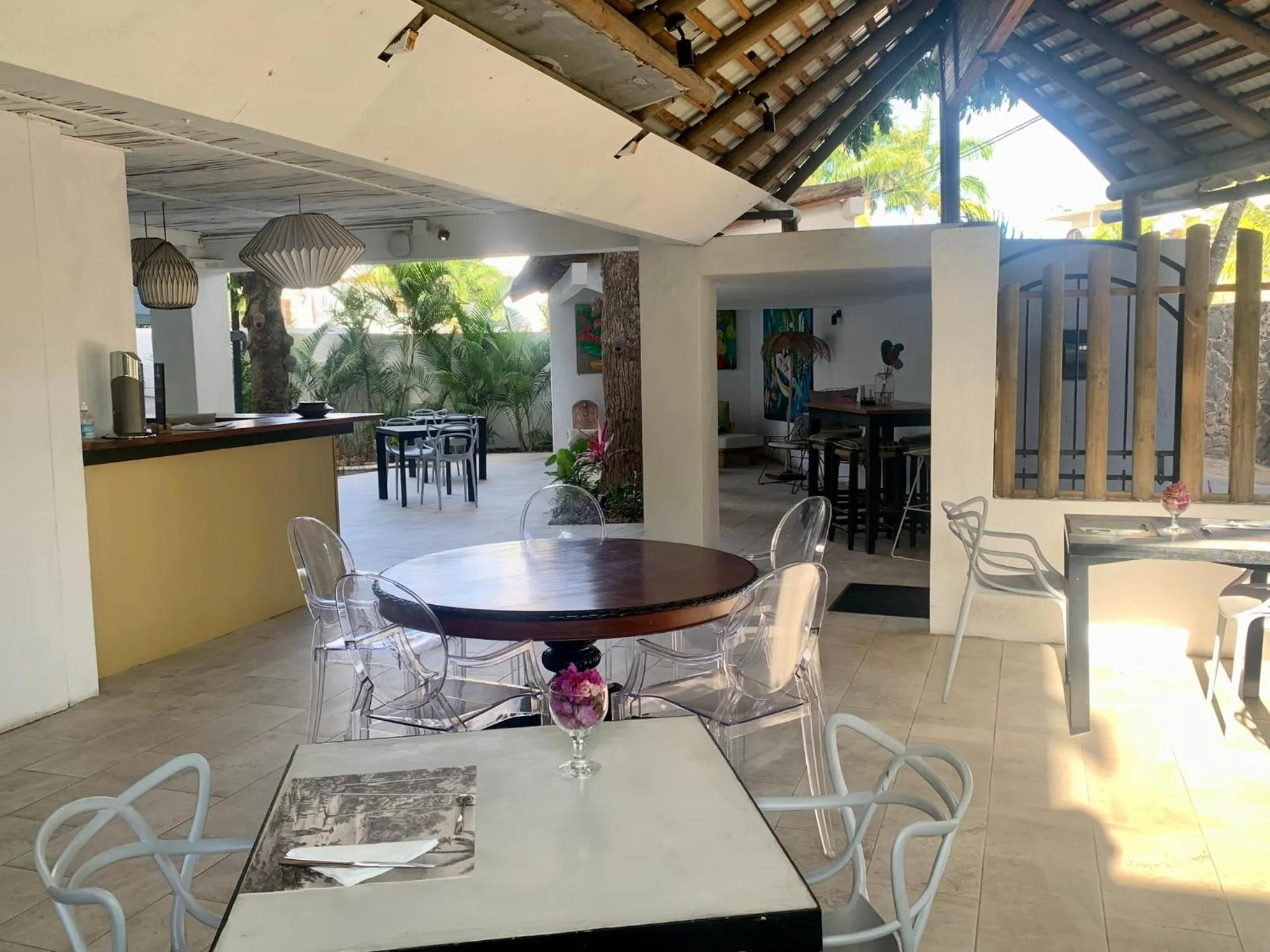 Restaurant/places to eat in Cosy Guest House Sous le Badamier