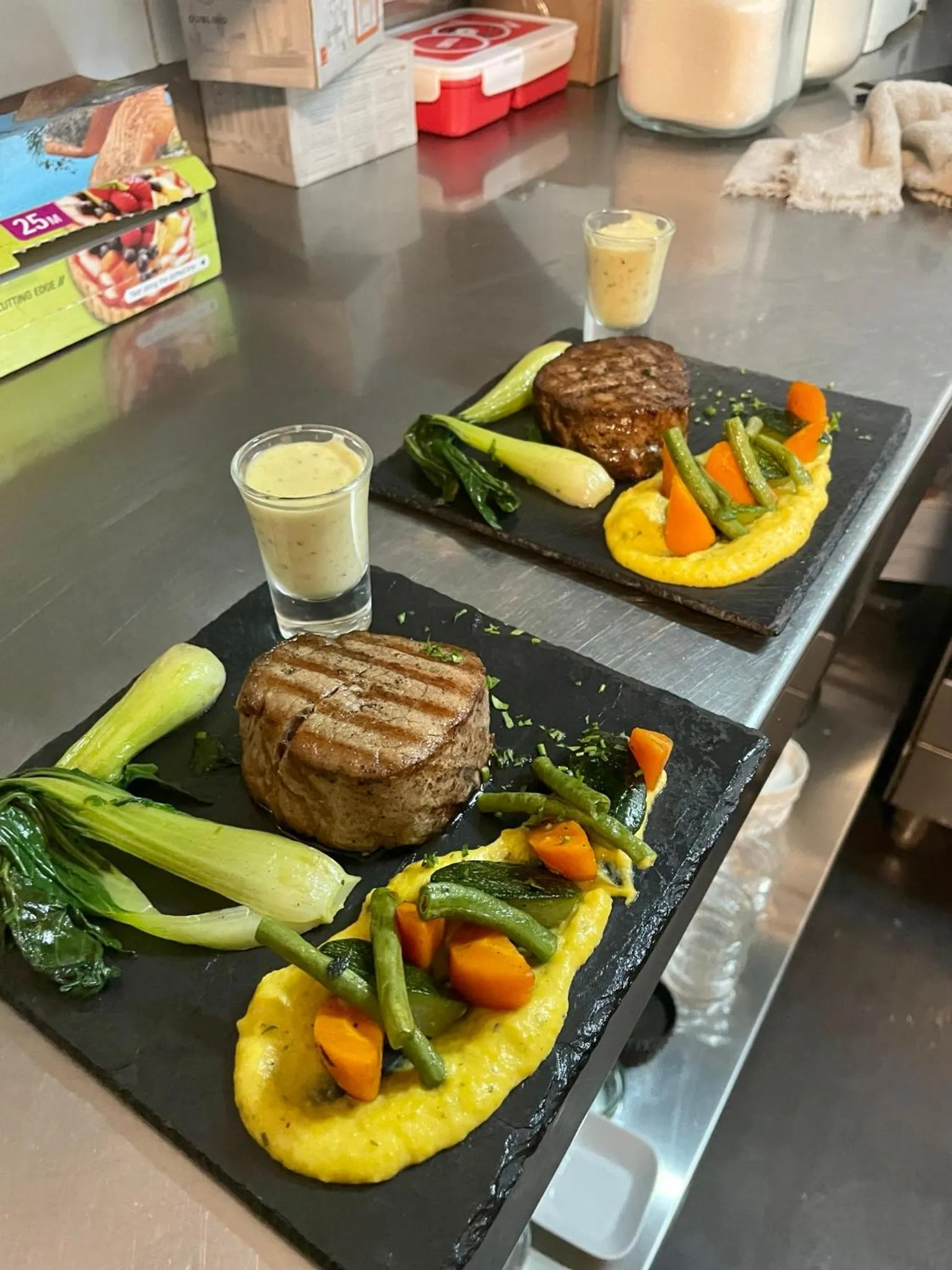 Restaurant/places to eat in Cosy Guest House Sous le Badamier