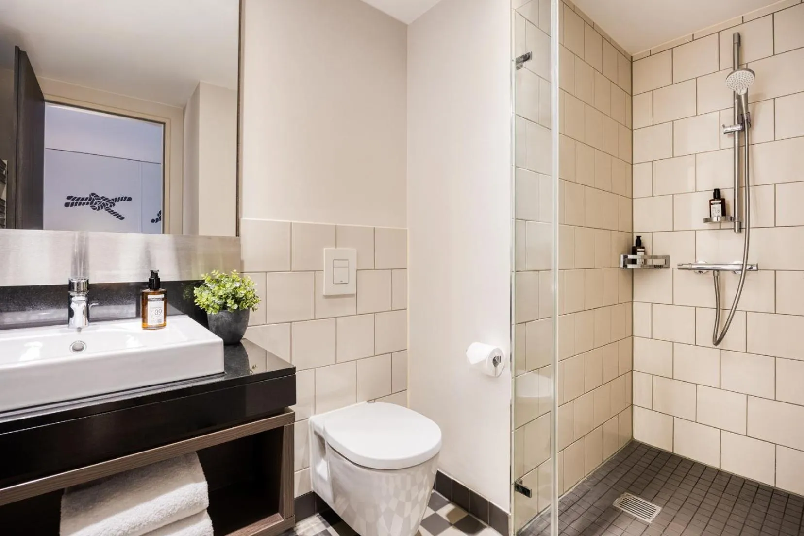 Bathroom in Citadines Michel Hamburg