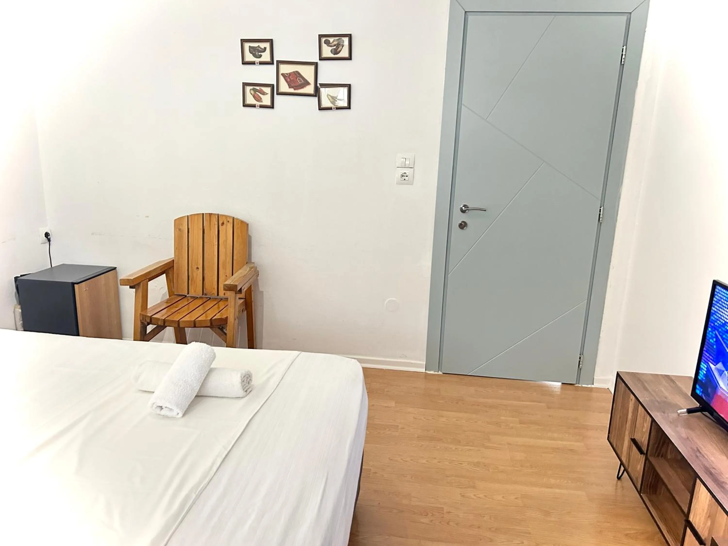 Photo of the whole room, Bed in Budget Retreat Tirana & Studios