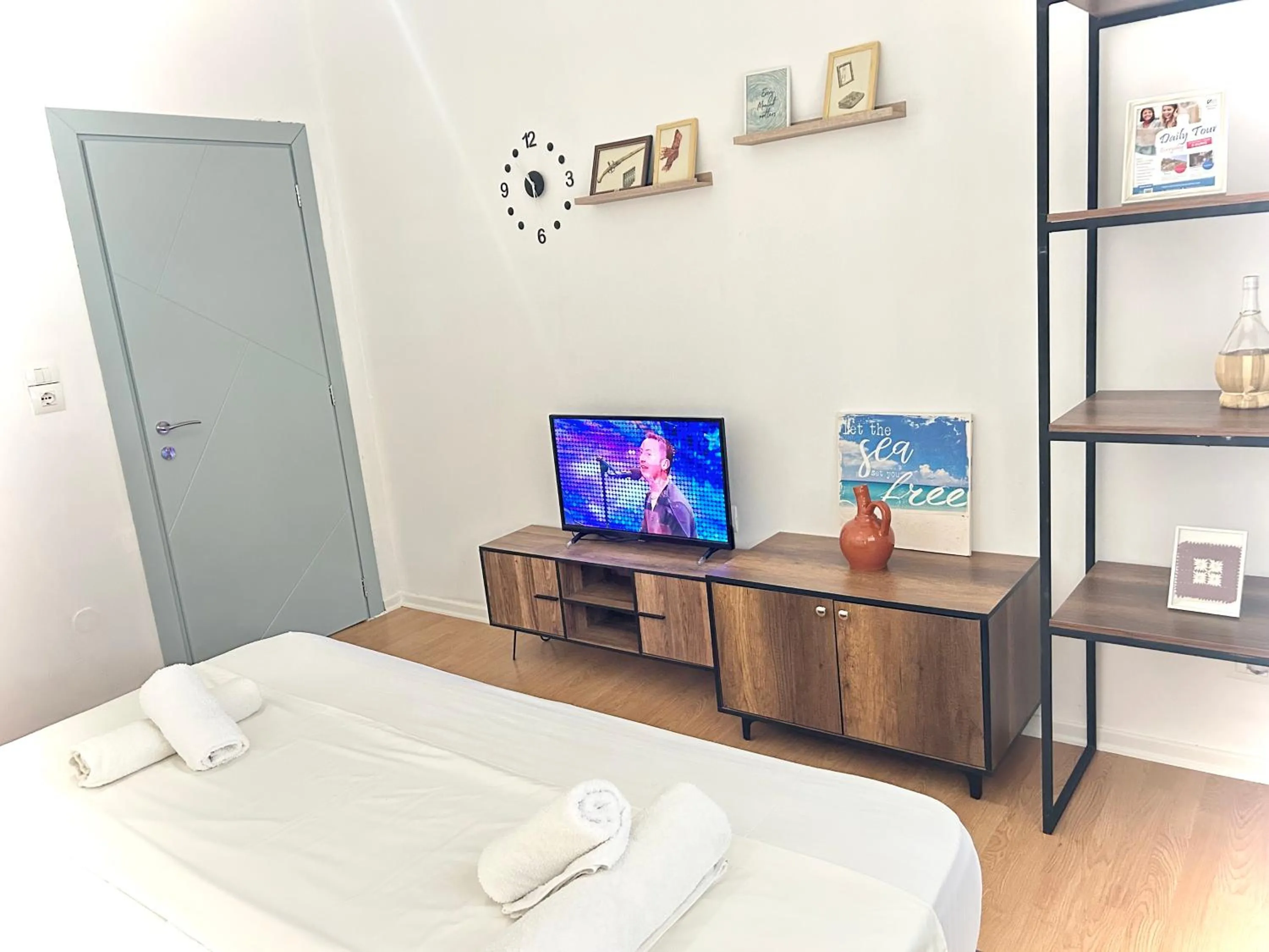 TV and multimedia, Bed in Budget Retreat Tirana & Studios