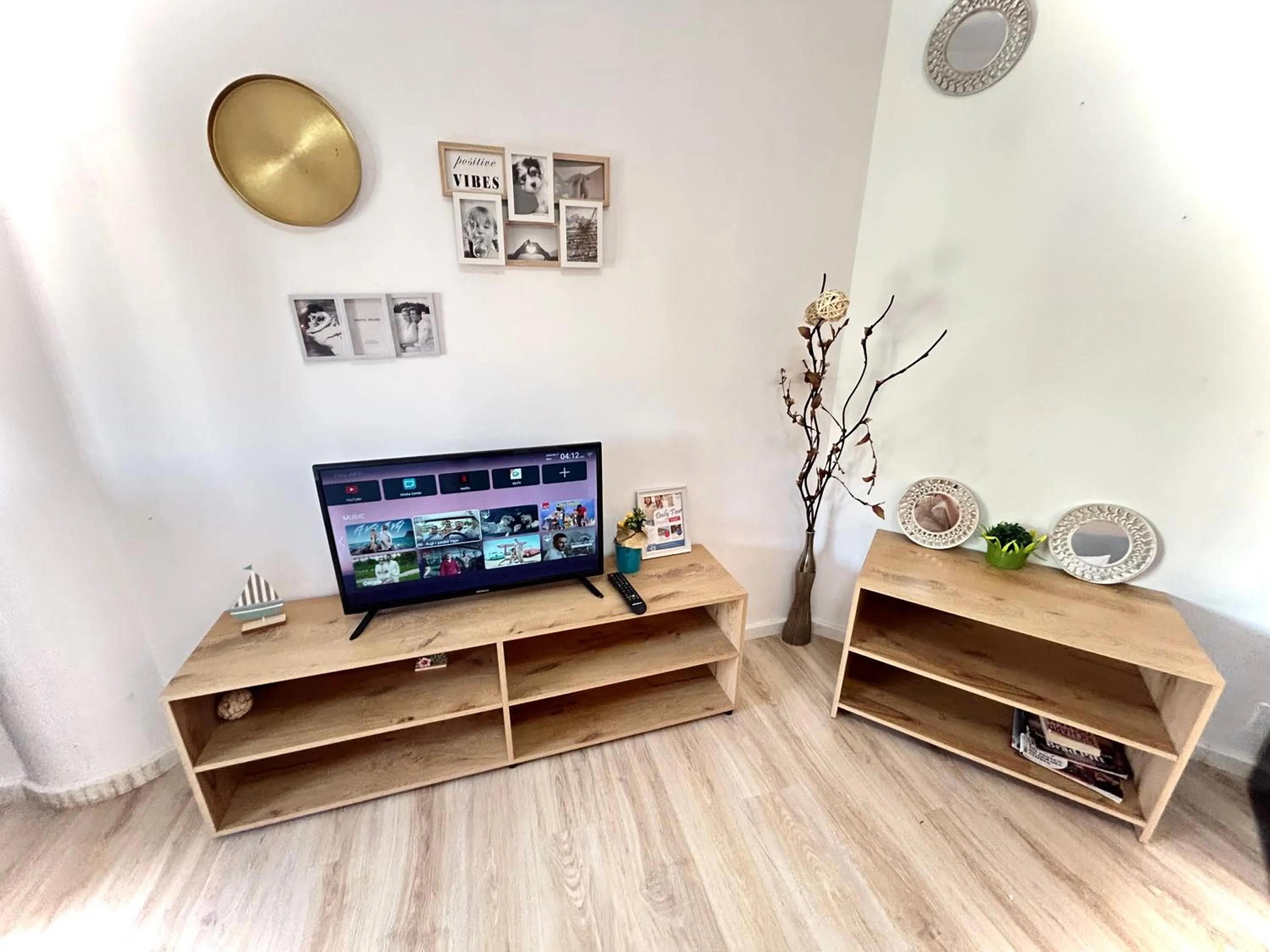 Communal lounge/ TV room in Budget Retreat Tirana & Studios