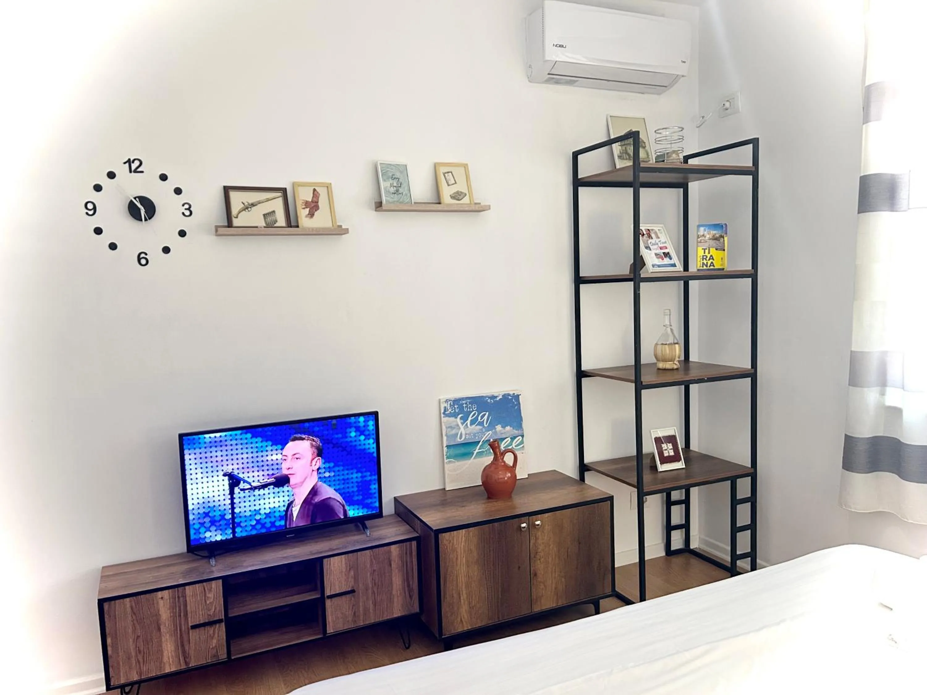 Communal lounge/ TV room, Bed in Budget Retreat Tirana & Studios