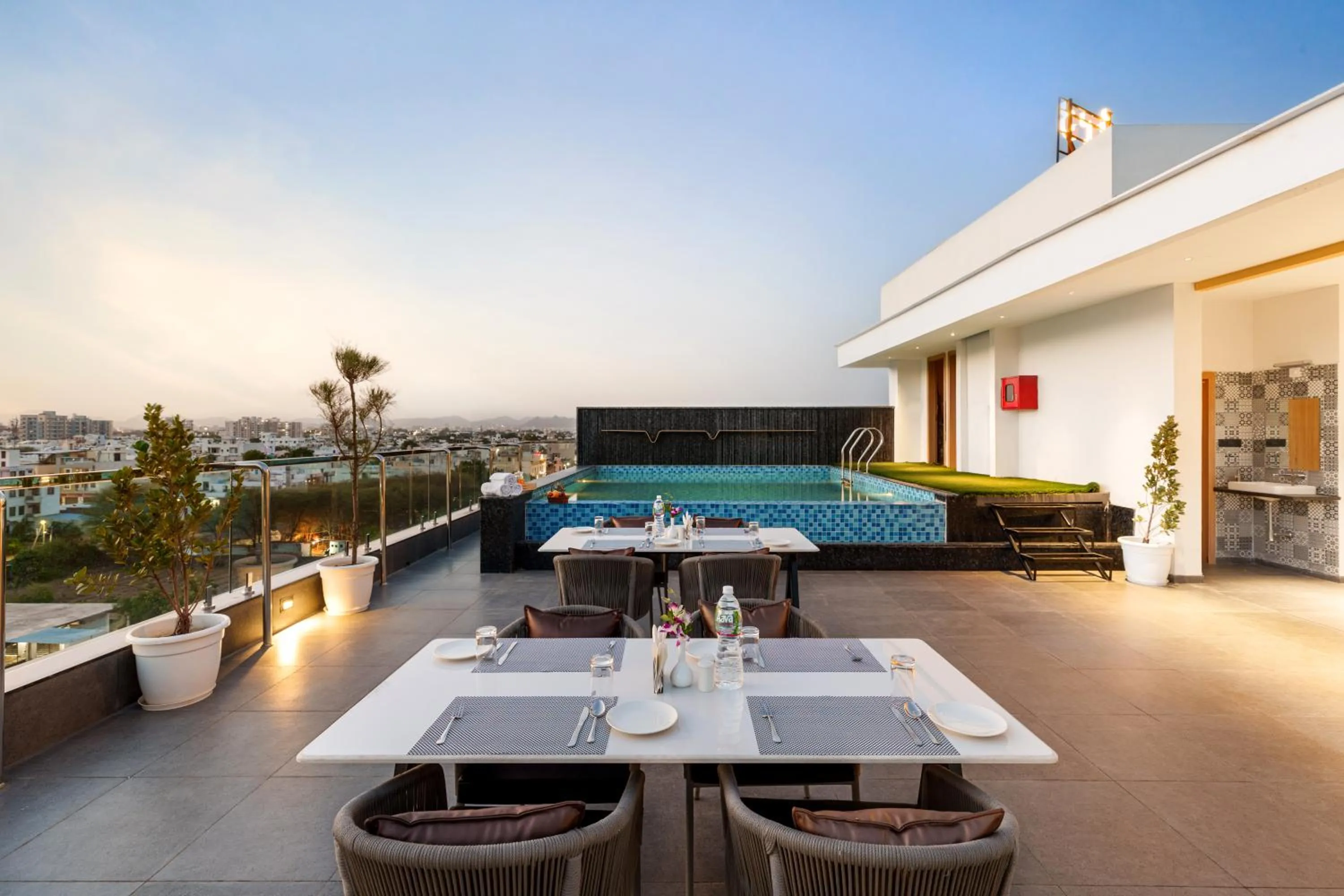 Restaurant/places to eat in 7 rays hotel