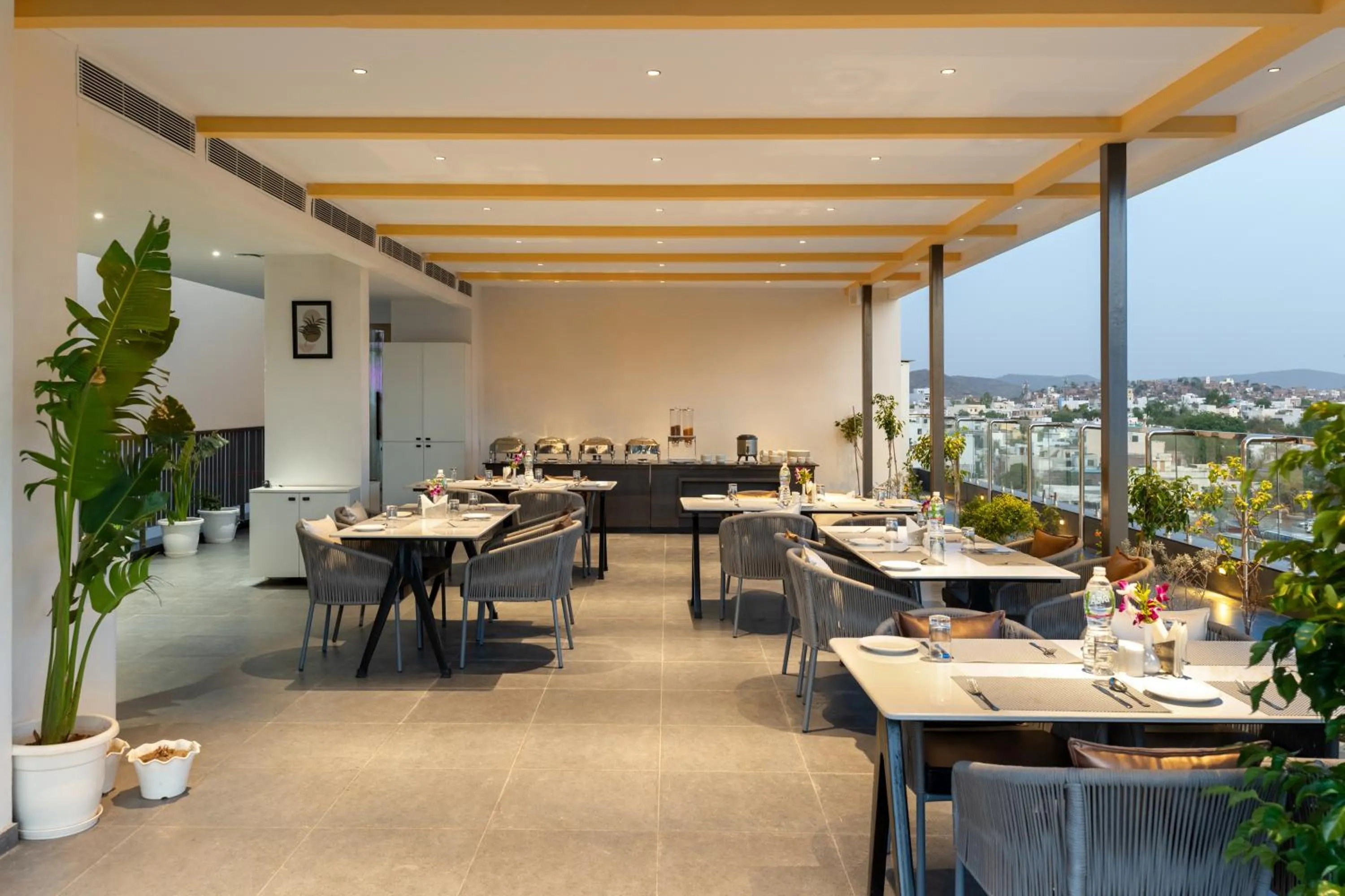 Restaurant/places to eat in 7 rays hotel