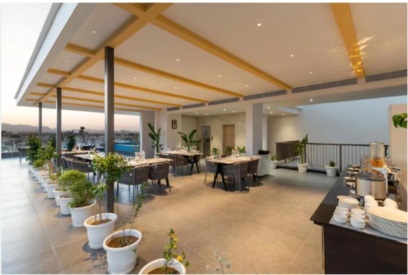 Restaurant/places to eat in 7 rays hotel